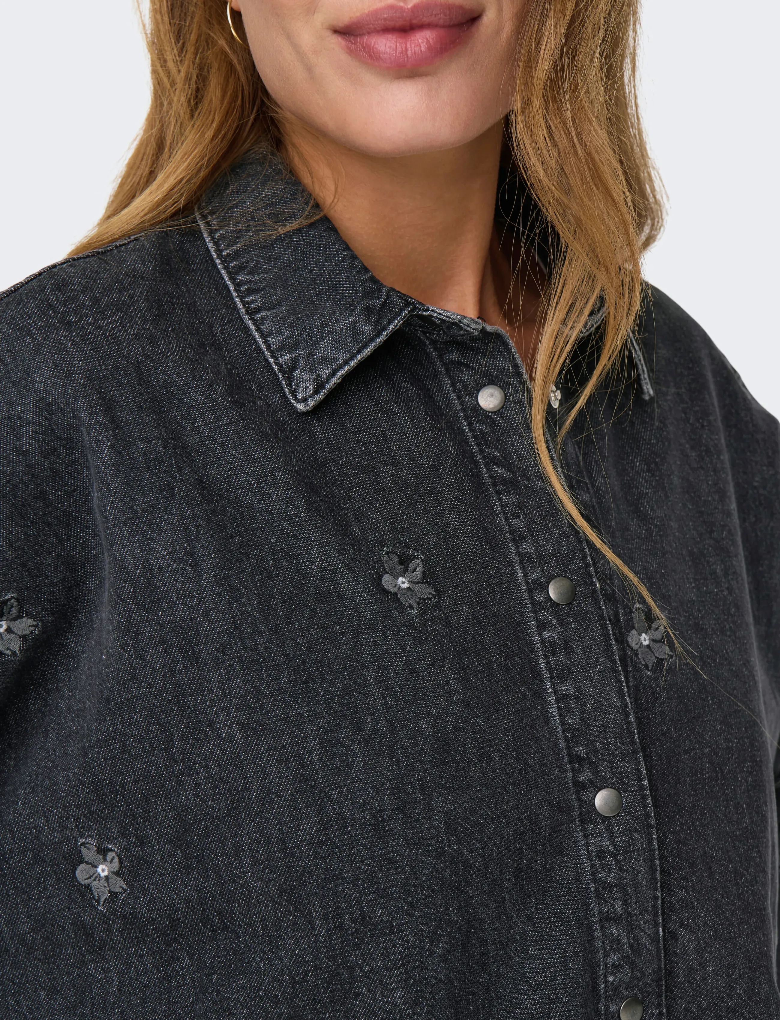 ONLY - ONLGRACE 3/4 FLOWER EMB DNM SHIRT CRO - jeanshemden - washed black - 5