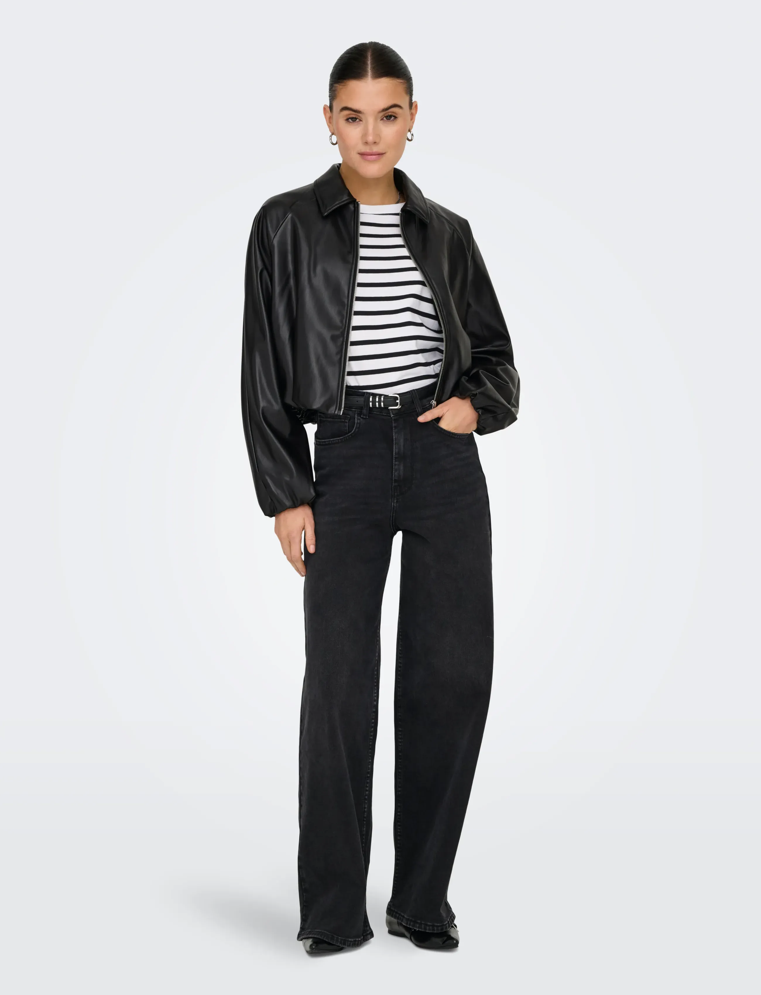 ONLY - ONLSARAMY FAUX LEATHER BOMBER CC OTW - spring jackets - black - 4