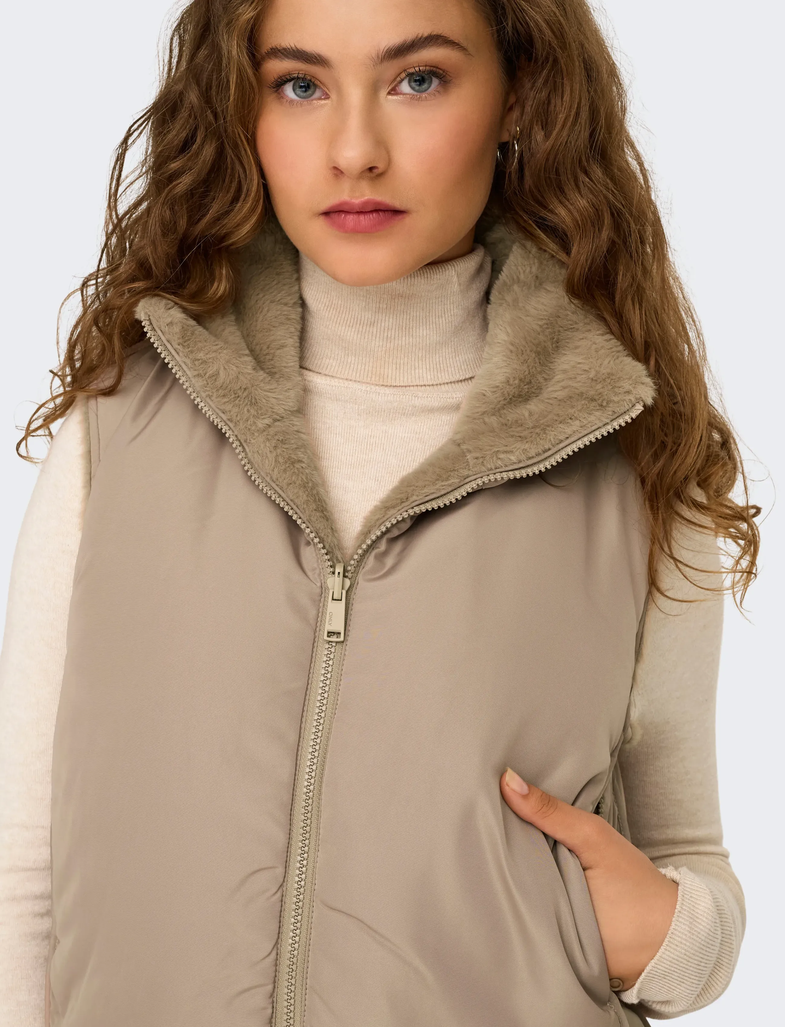 ONLY Onldana Faux Fur Rev.waistcoat Otw Cc västar dam – bild 5