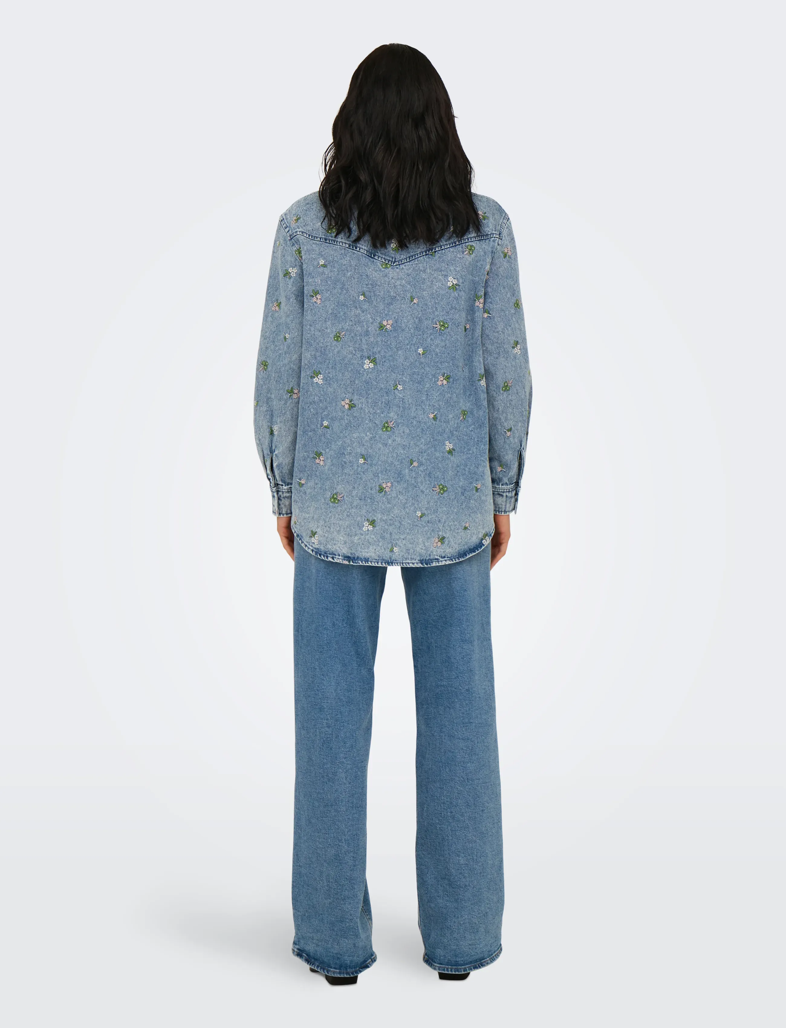 ONLY - ONLVERA L/S FLOWER EMB SHIRT DNM NOOS - denimskjorter - light blue denim - 3