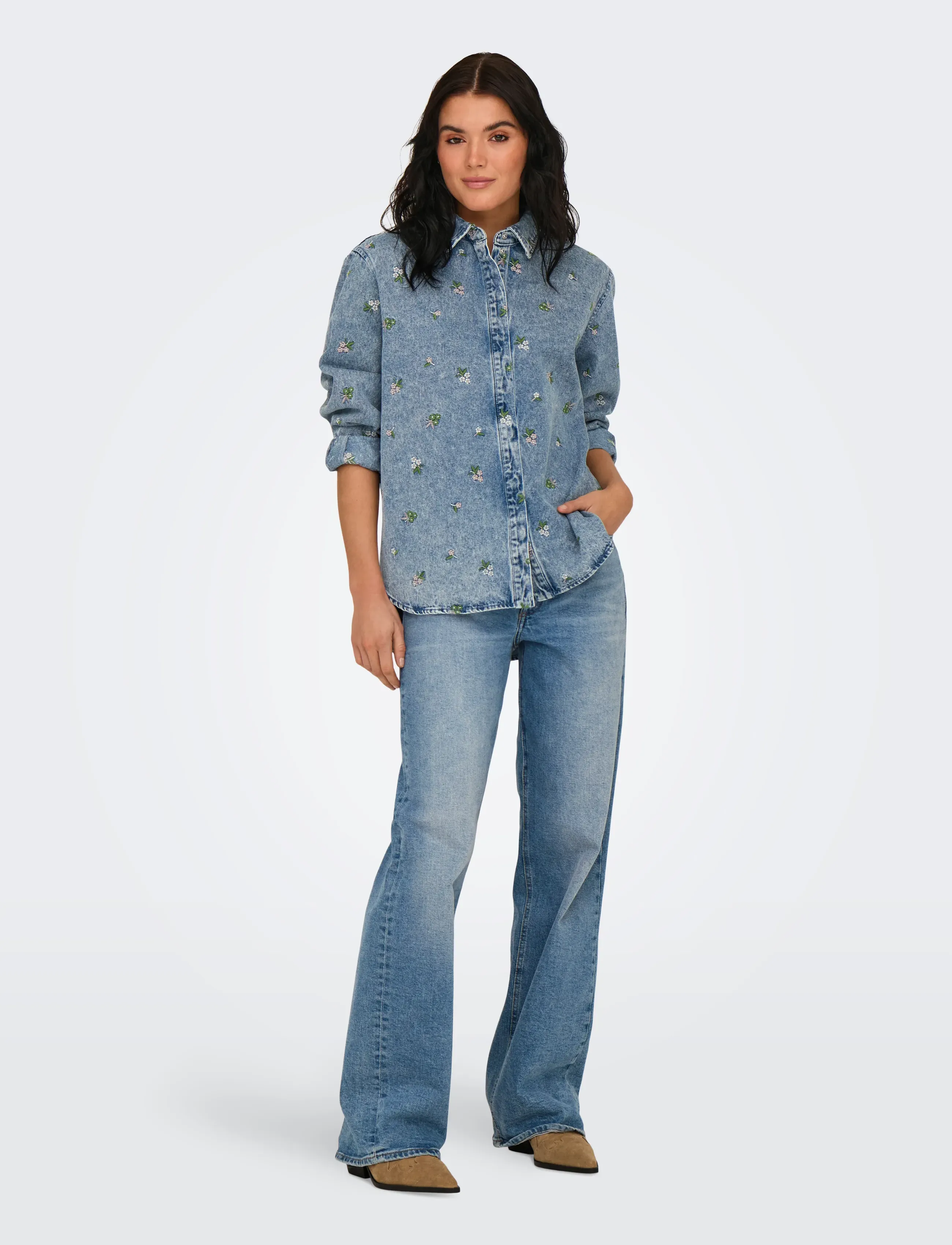 ONLY - ONLVERA L/S FLOWER EMB SHIRT DNM NOOS - denimskjorter - light blue denim - 4