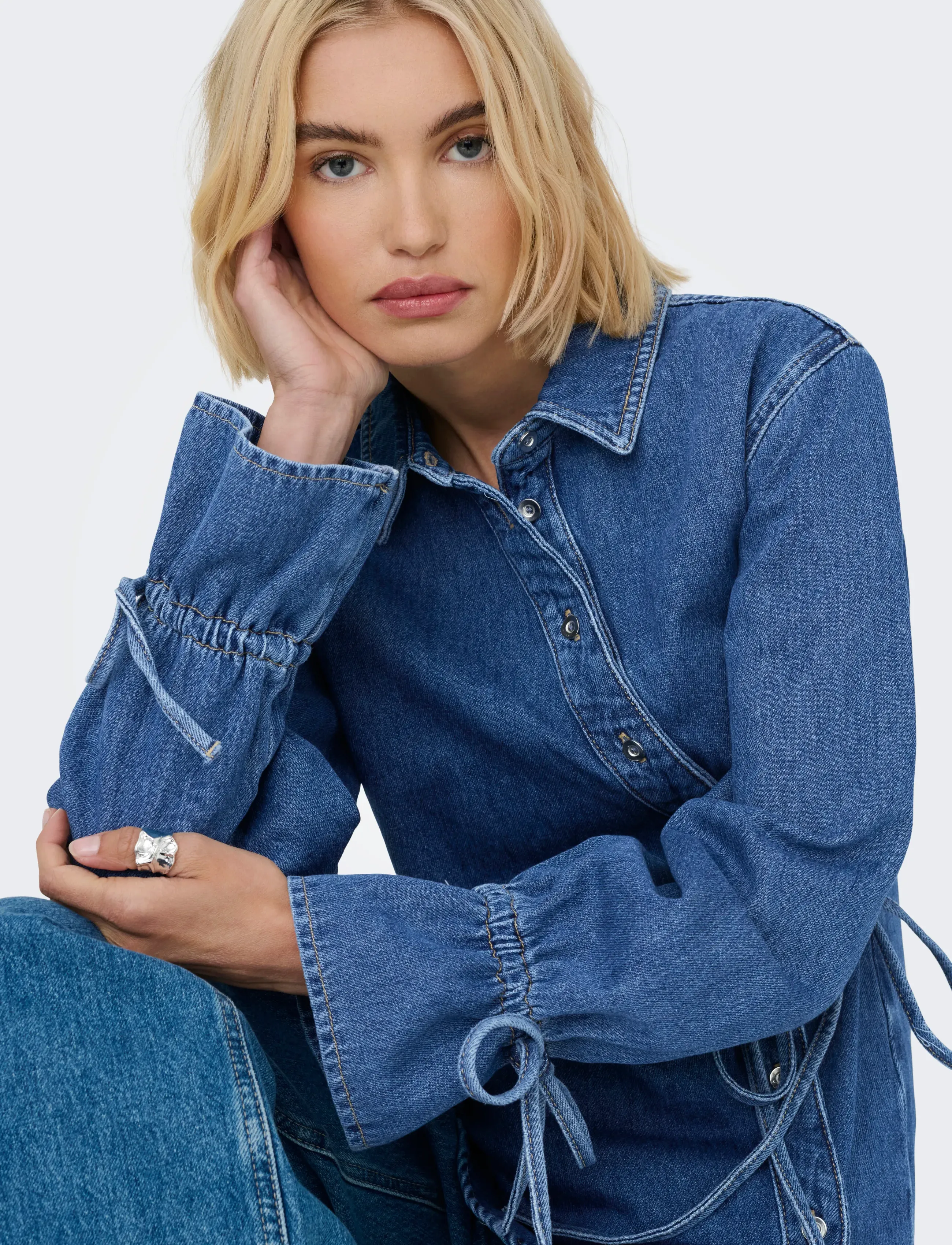 ONLY - ONLSMILLA LS ASYM TIE SHIRT DNM CS SIK - jeansskjortor - medium blue denim - 5