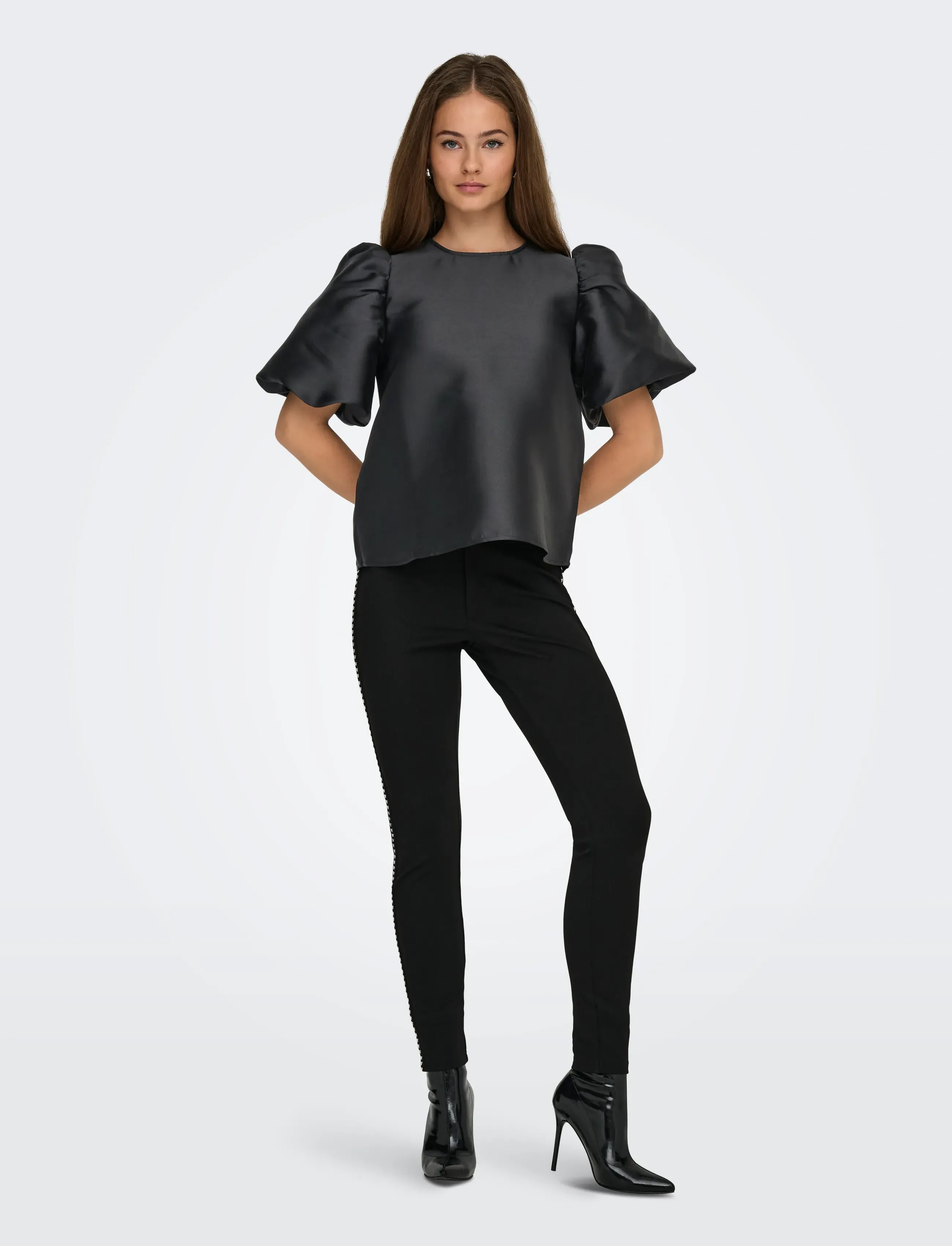 ONLY - ONLMANNY 2/4 HEAVY SATIN TOP WVN CS - kortärmade blusar - black - 0