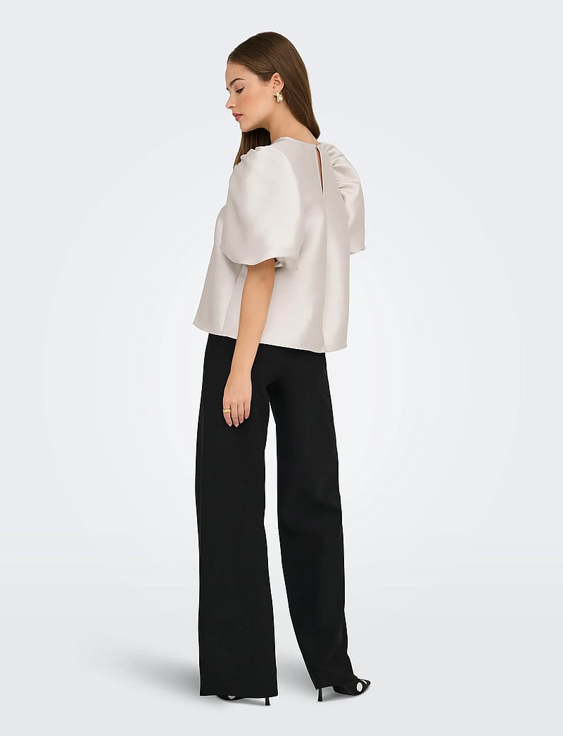 ONLY - ONLMANNY 2/4 HEAVY SATIN TOP WVN CS - kurzämlige blusen - pumice stone - 3