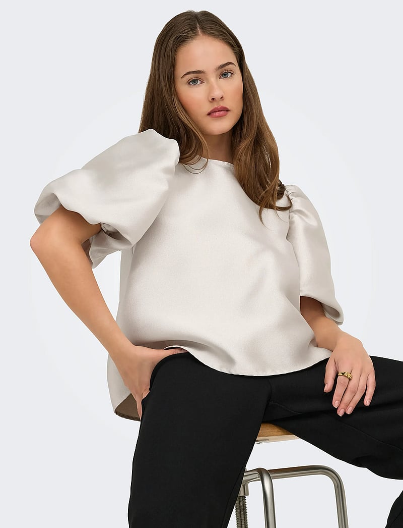 ONLY - ONLMANNY 2/4 HEAVY SATIN TOP WVN CS - kurzämlige blusen - pumice stone - 5