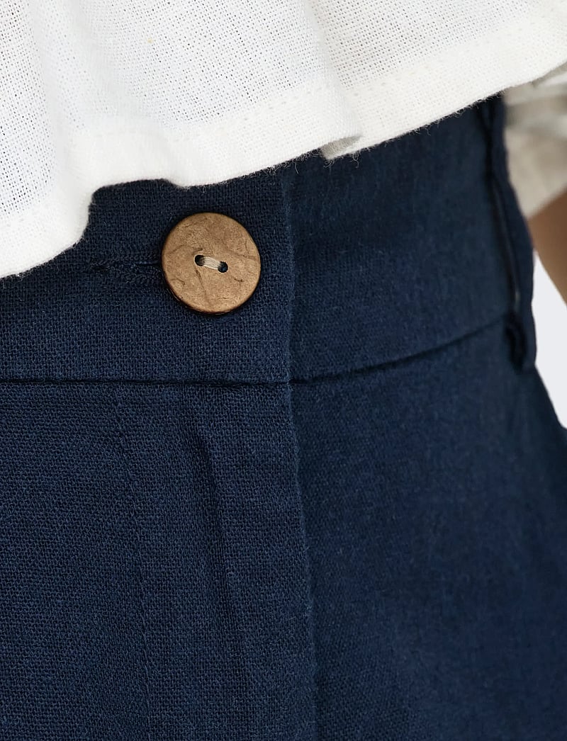 ONLY - ONLGOA HW LINEN BL LONG SHORTS CC TLR - linen shorts - navy blazer - 5