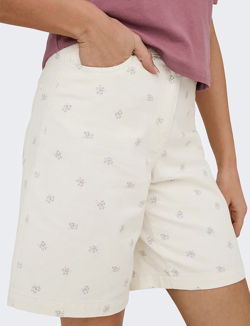 ONLY - ONLNAOMI AOP BERMUDA SHORTS OTW - bermudas - egret - 5