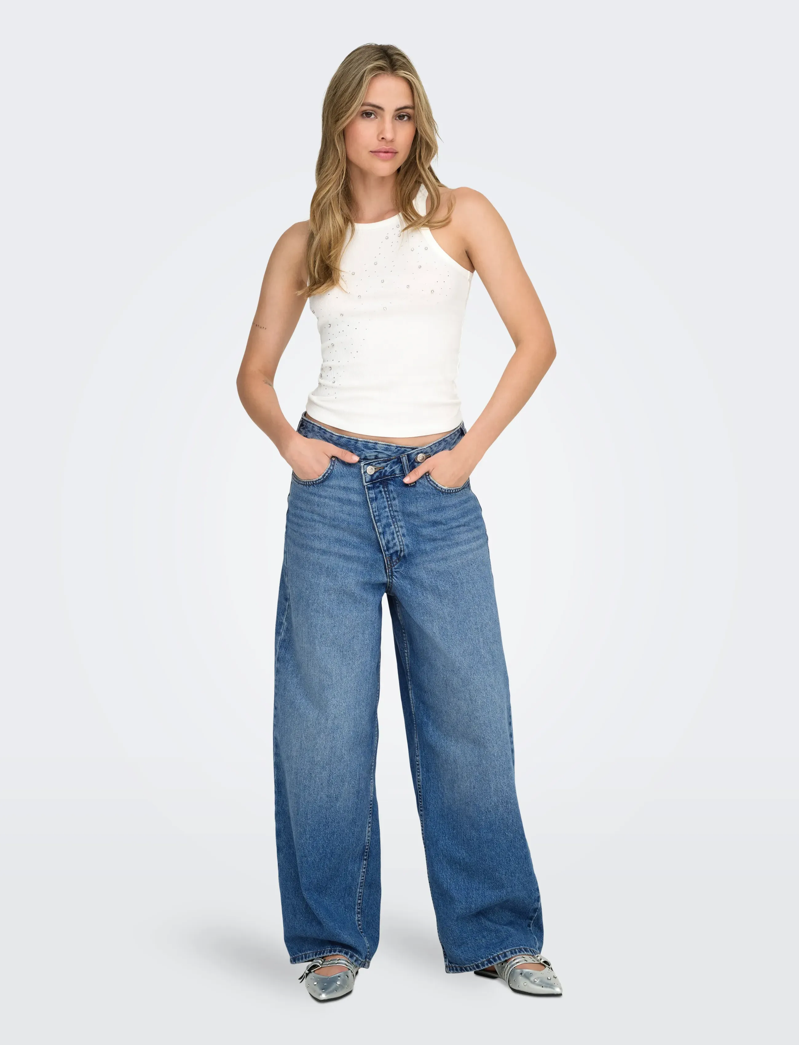 ONLY - ONLAMBER LW ASYM OVERSIZ BAGGY DNM TAI - pantalons larges - medium blue denim - 4