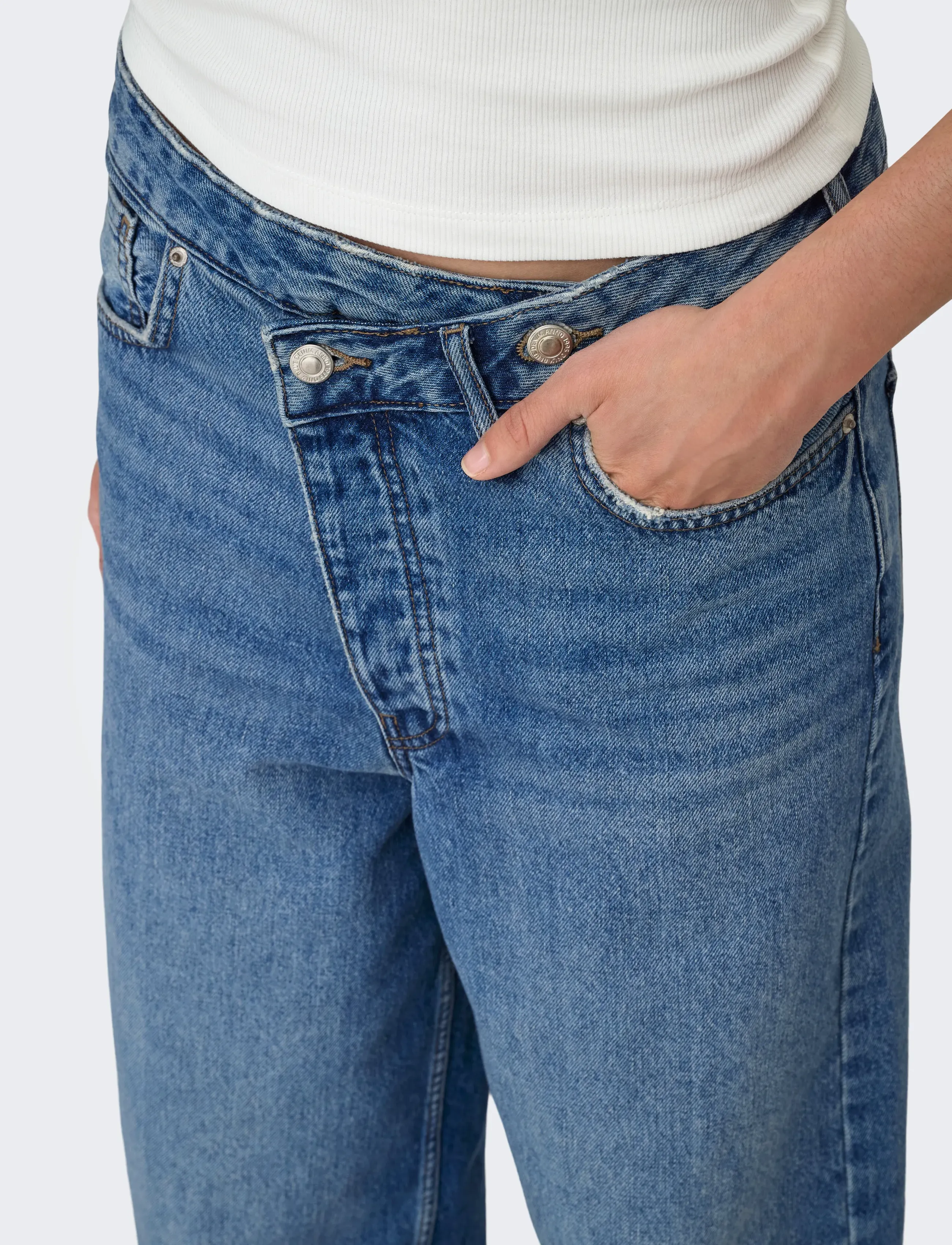 ONLY - ONLAMBER LW ASYM OVERSIZ BAGGY DNM TAI - pantalons larges - medium blue denim - 5