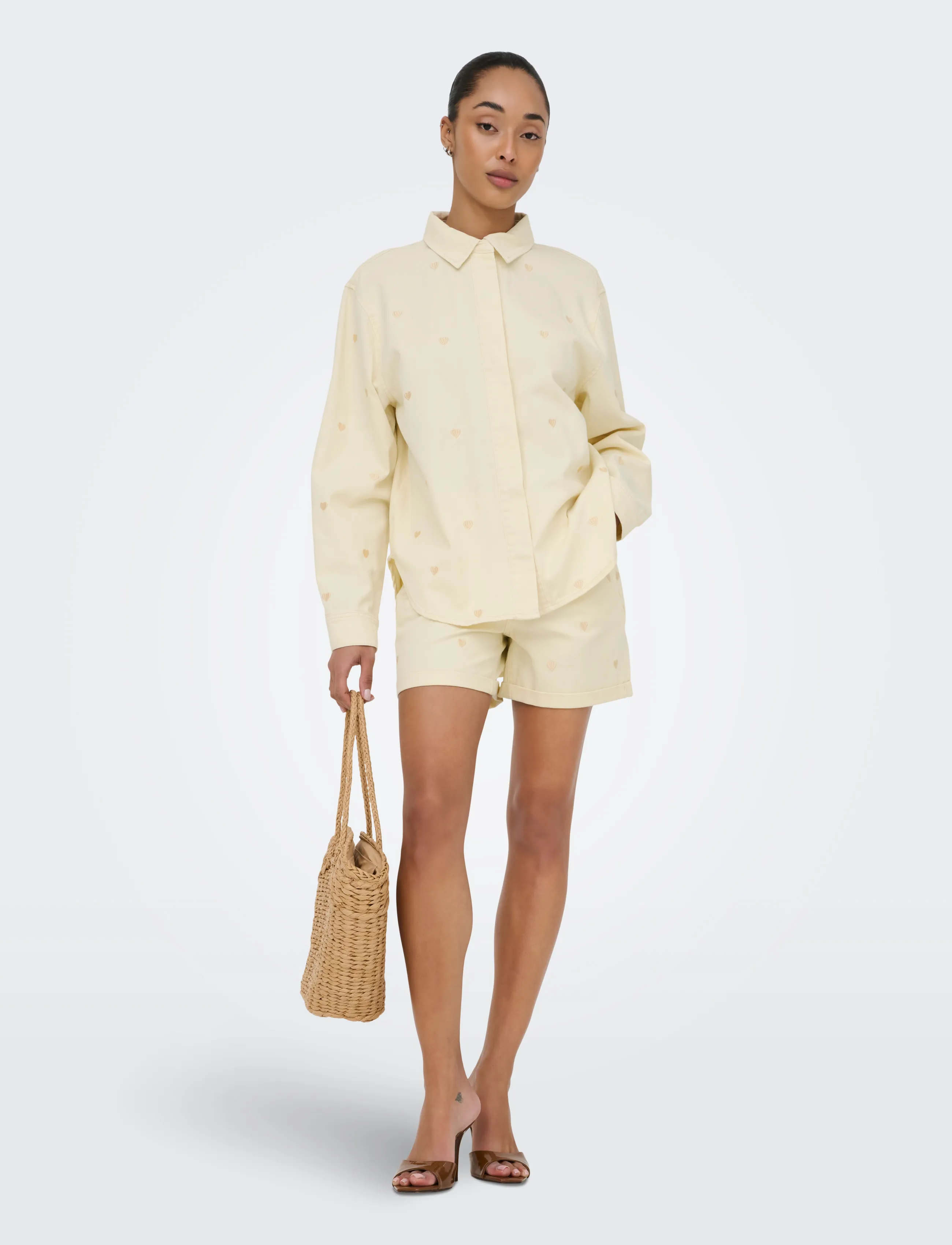 ONLY - ONLVEGA HW EMBROIDERY DNM SHORTS GUANOOS - jeansshorts - ecru - 4