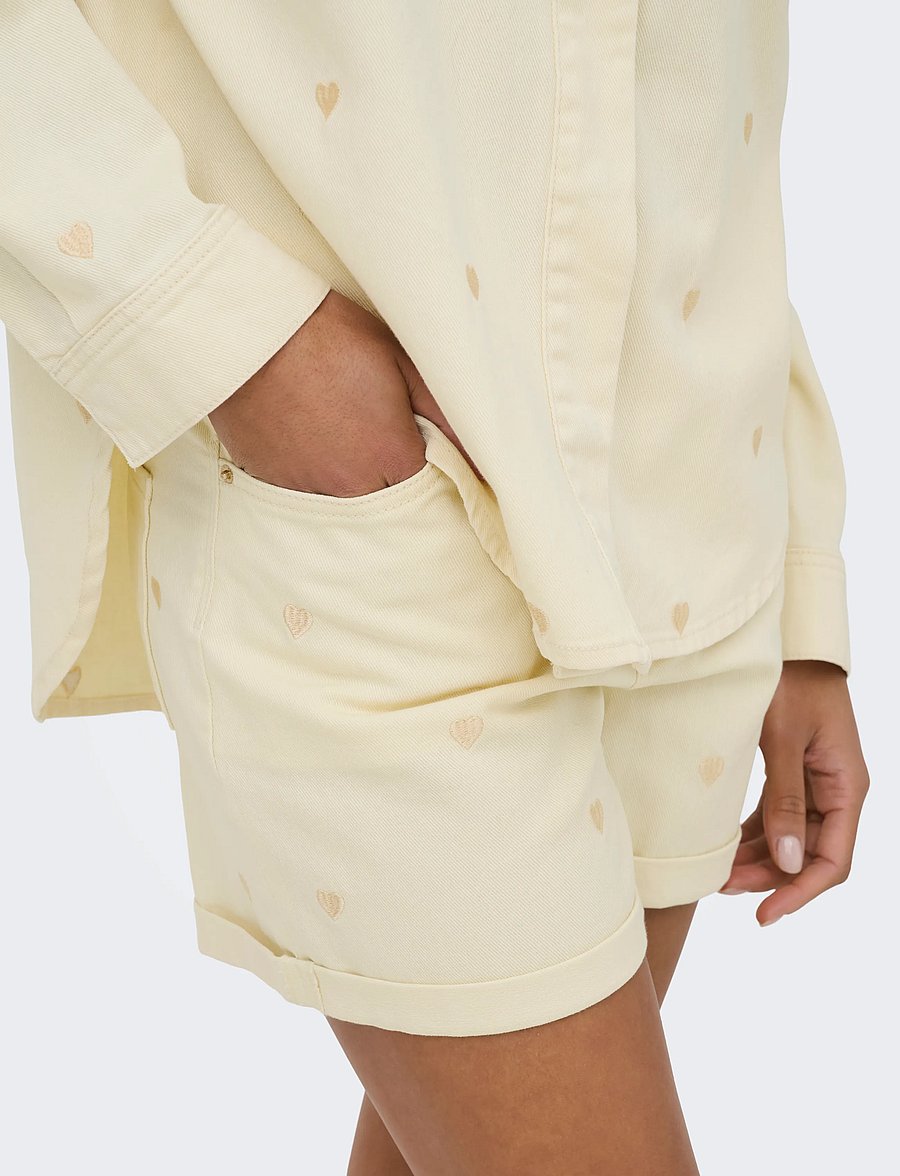 ONLY - ONLVEGA HW EMBROIDERY DNM SHORTS GUANOOS - jeansshorts - ecru - 5