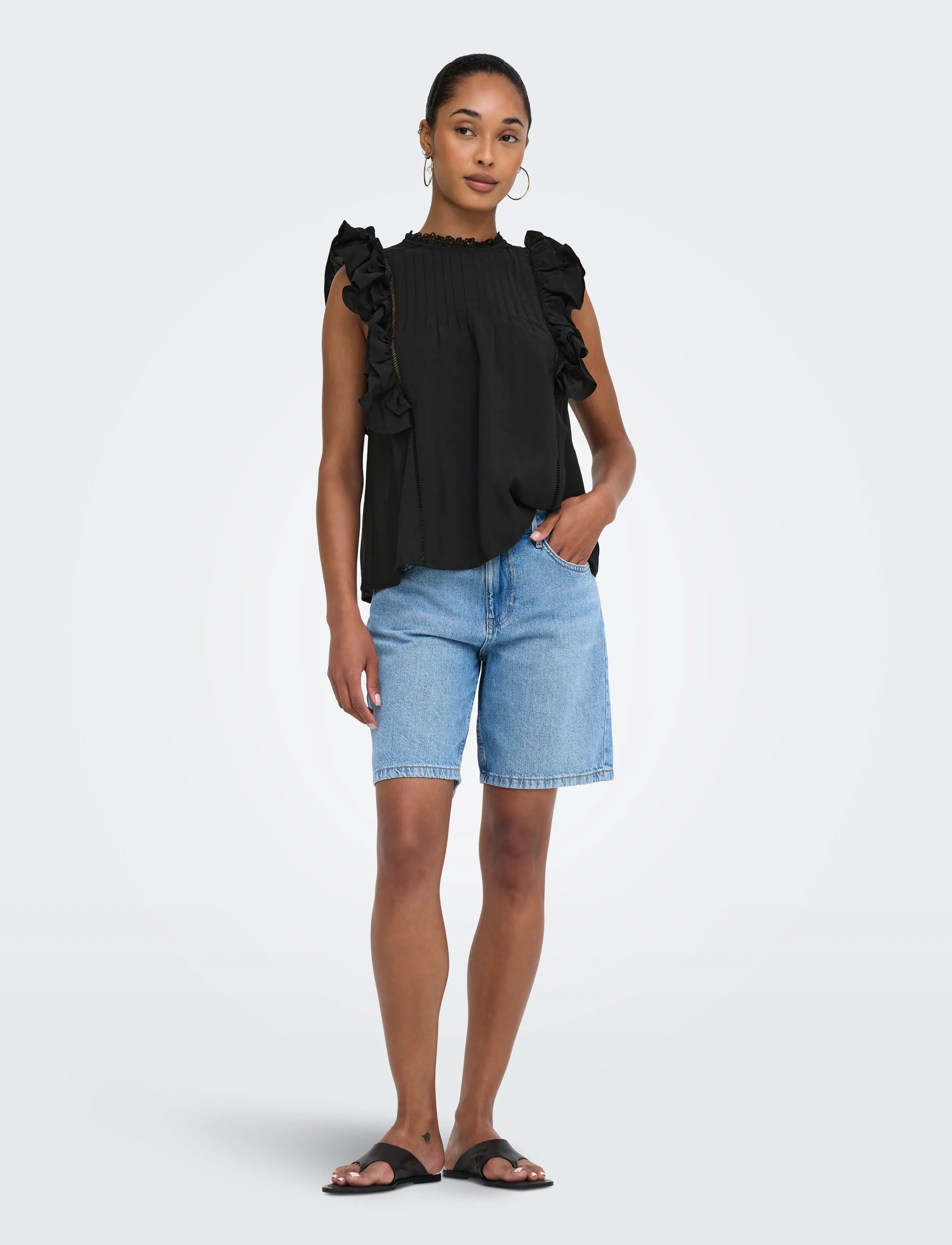 ONLY - ONLLUNA SL FRILL TOP WVN - ermeløse bluser - black - 4