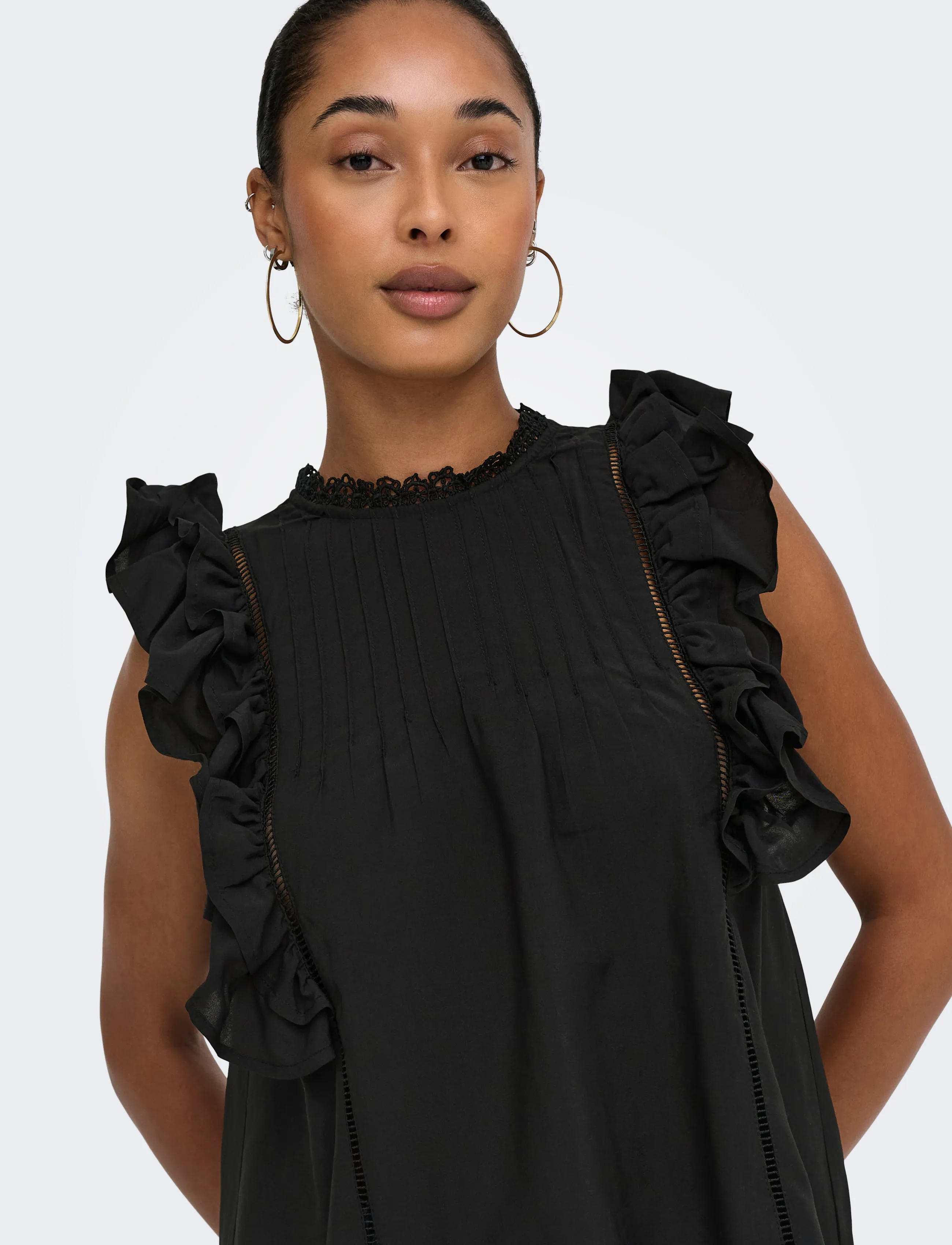 ONLY - ONLLUNA SL FRILL TOP WVN - ermeløse bluser - black - 5