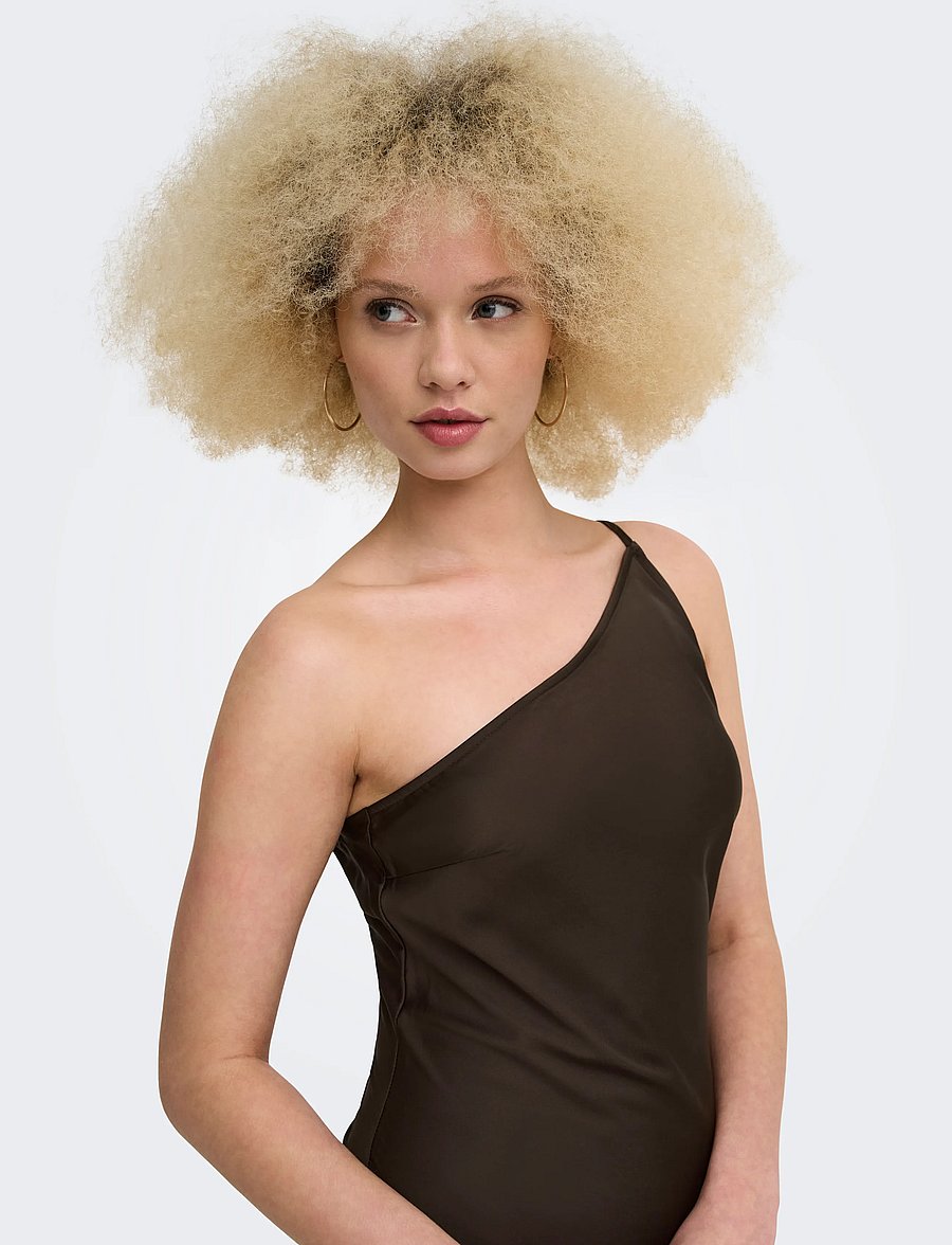 ONLY - ONLSKYE CHIGO ONE SHOULDER DRESS WVN EX - slipklänningar - chocolate brown - 5