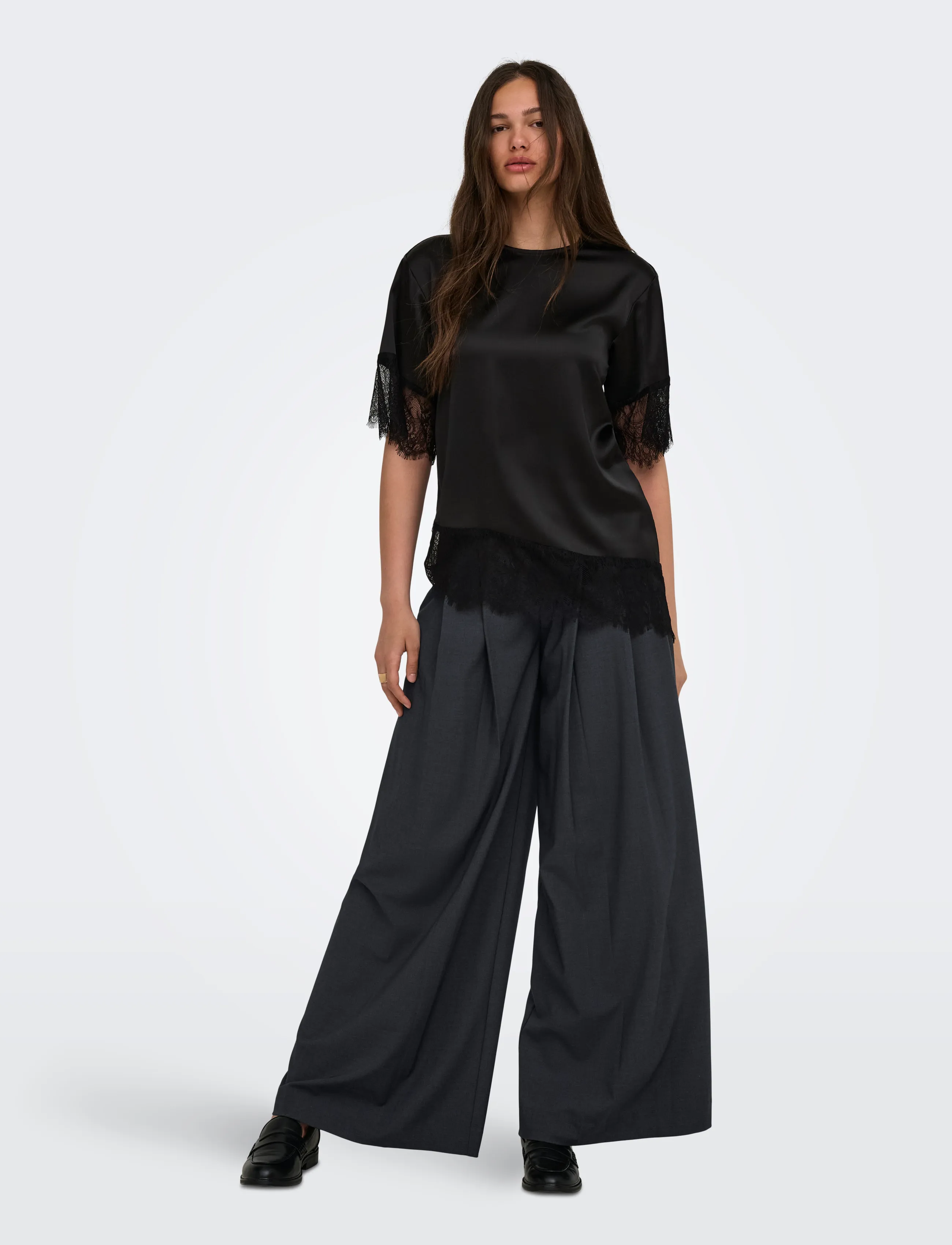 ONLY - ONLINDONA 2/4 SATIN LACE TOP WVN - kortärmade blusar - black - 4