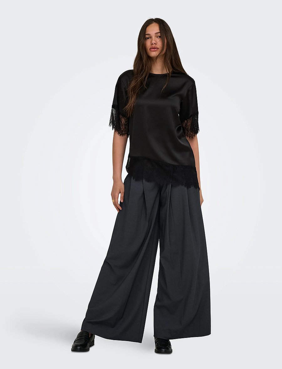 ONLY - ONLINDONA 2/4 SATIN LACE TOP WVN - kortärmade blusar - black - 4