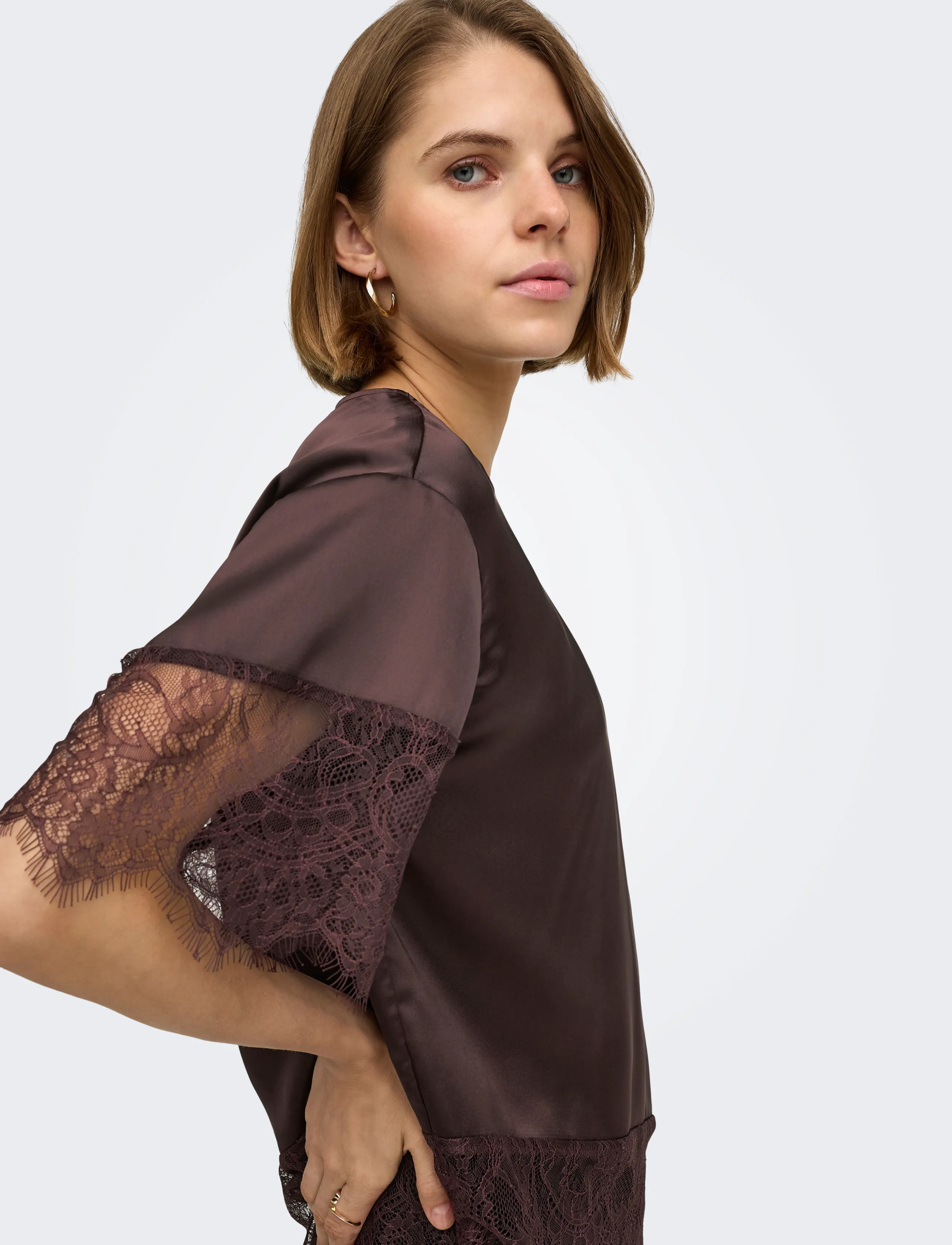 ONLY - ONLINDONA 2/4 SATIN LACE TOP WVN - kortärmade blusar - chocolate torte - 5