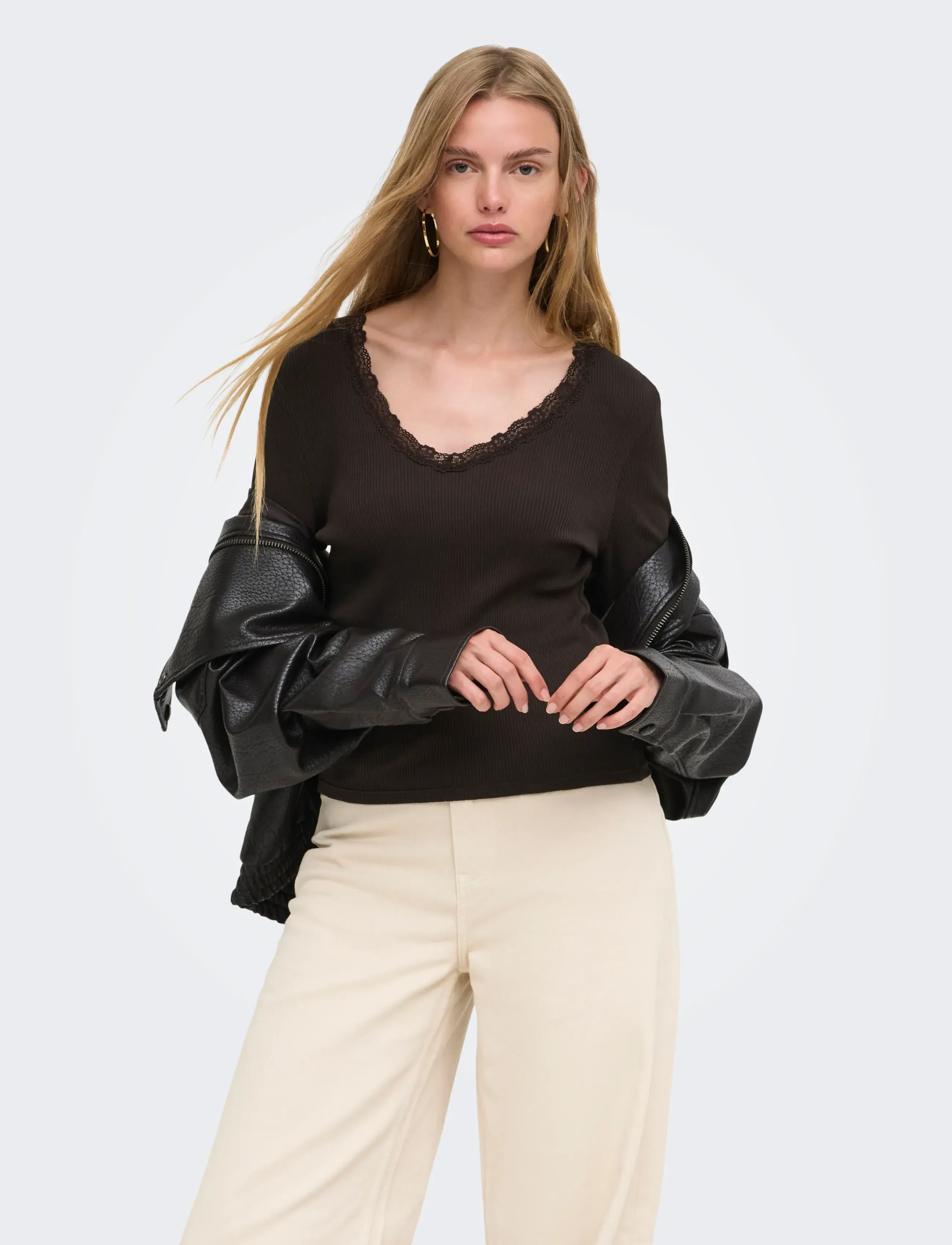 ONLY ONLSARA SHARAI L/S V-NECK TOP JRS NOOS - T-shirts & Toppe - CHOCOLATE TORTE / brown