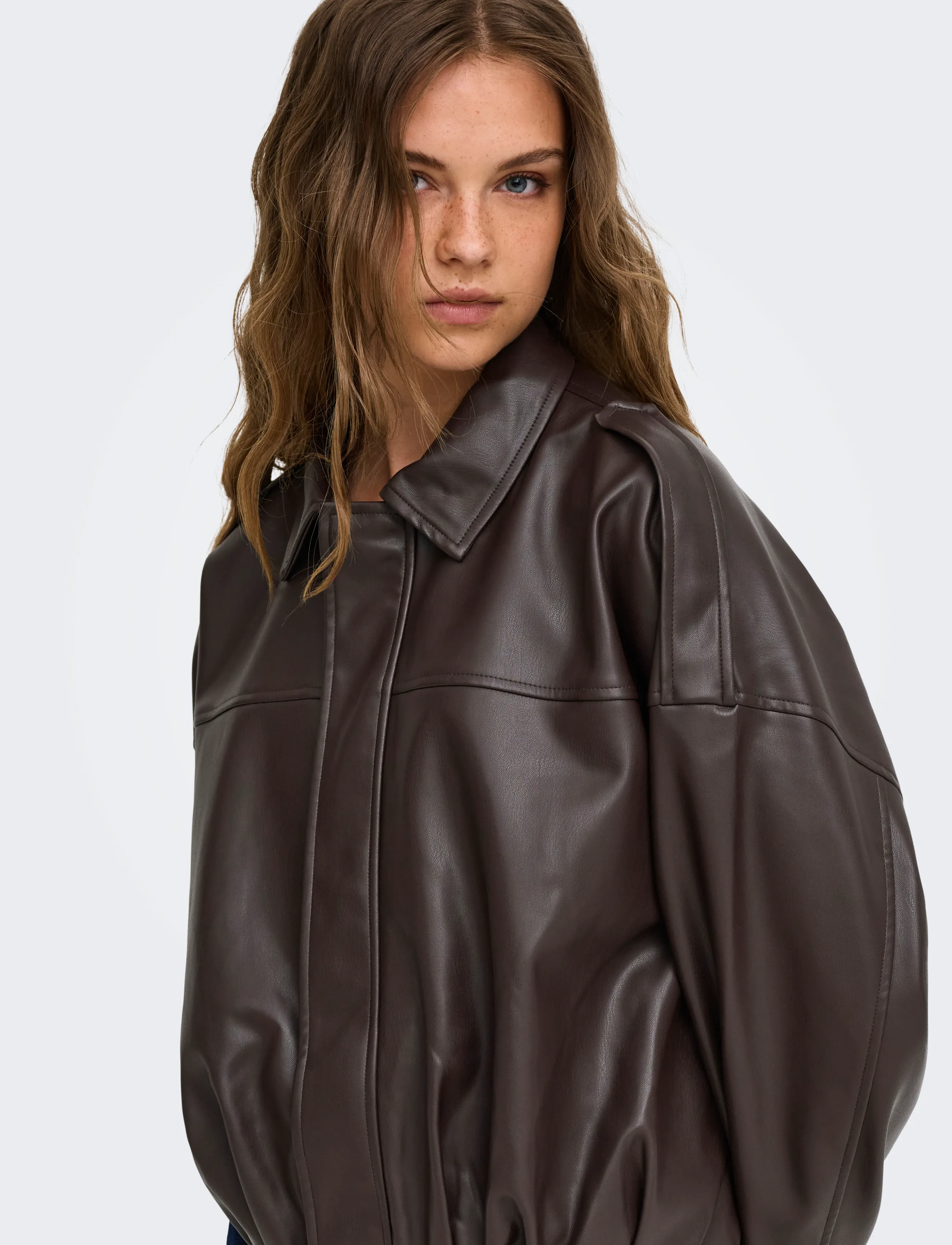 ONLY - ONLMOON-NELI L/S FAUX LEATHER BOMBER PNT - chocolate torte - 5