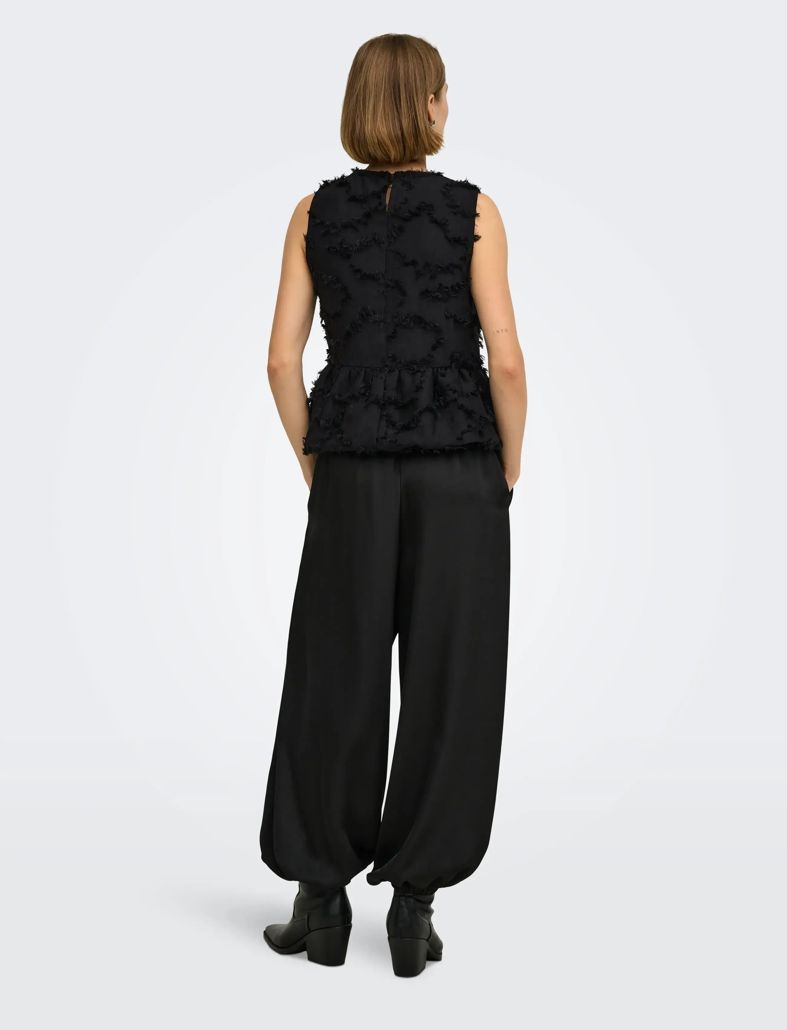 ONLY - ONLMETINA S/L JACQUARD DOBBY TOP WVN - Ärmlösa blusar - black - 3