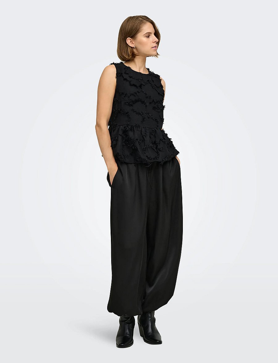 ONLY - ONLMETINA S/L JACQUARD DOBBY TOP WVN - Ärmlösa blusar - black - 4