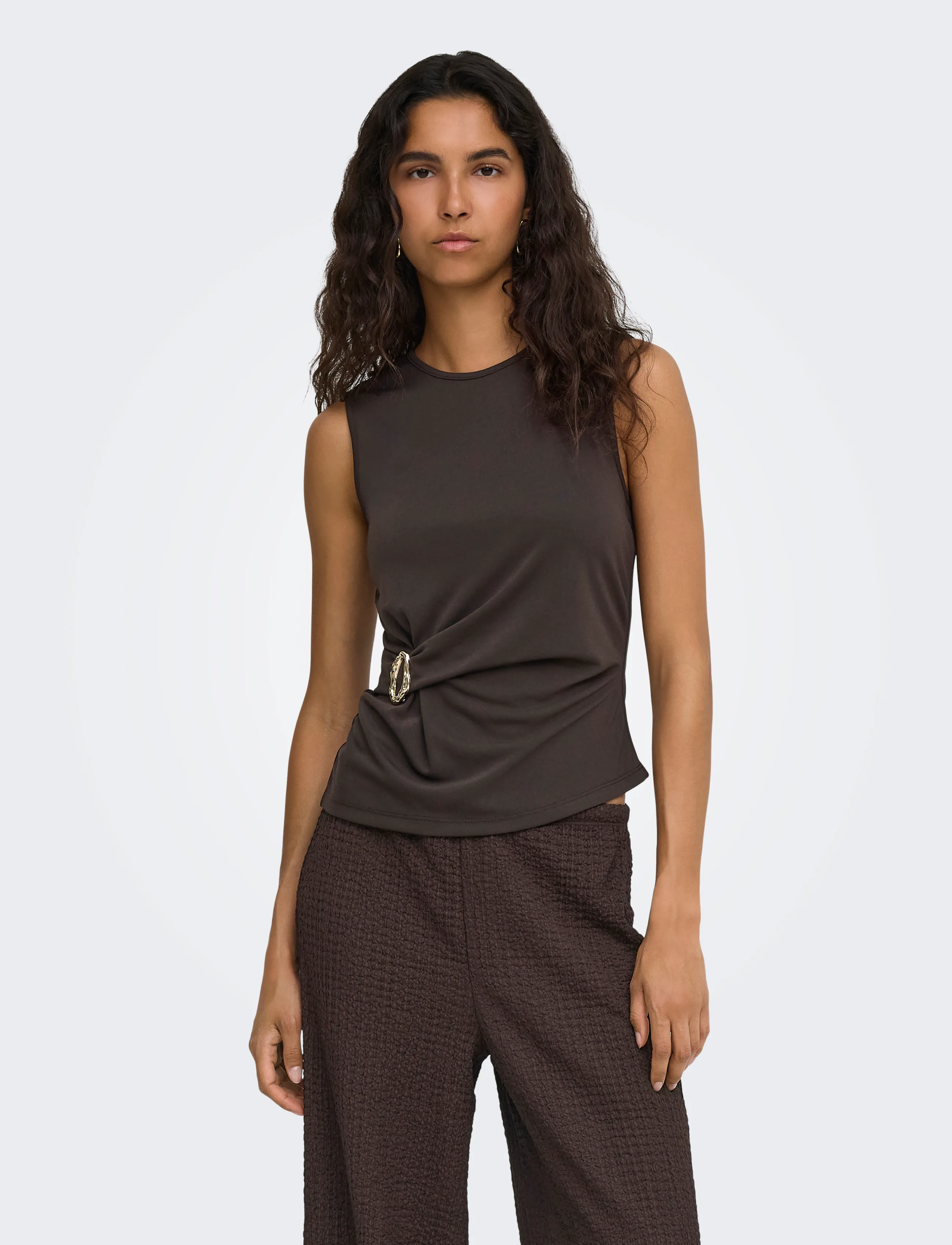 ONLY ONLHAZE S/L BUCKLE TOP JRS - T-shirts & Toppe - CHOCOLATE TORTE / brown