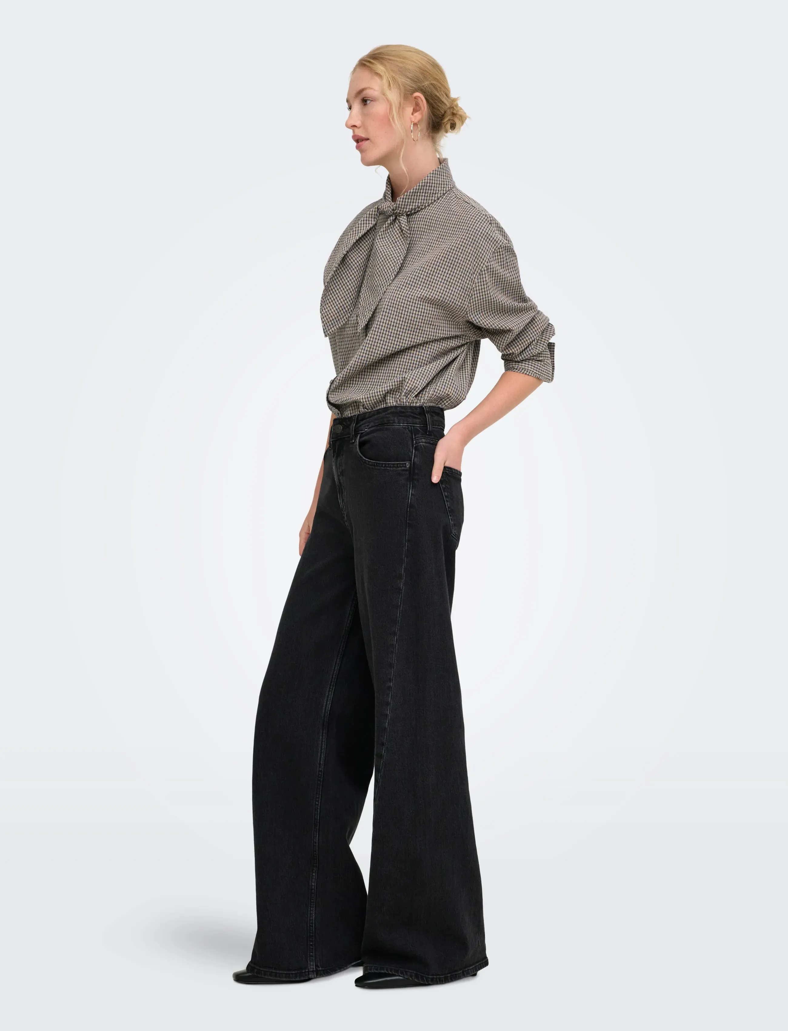 ONLY Blus 'ONLMaya' gyttjefärgad / svart dam – bild 5