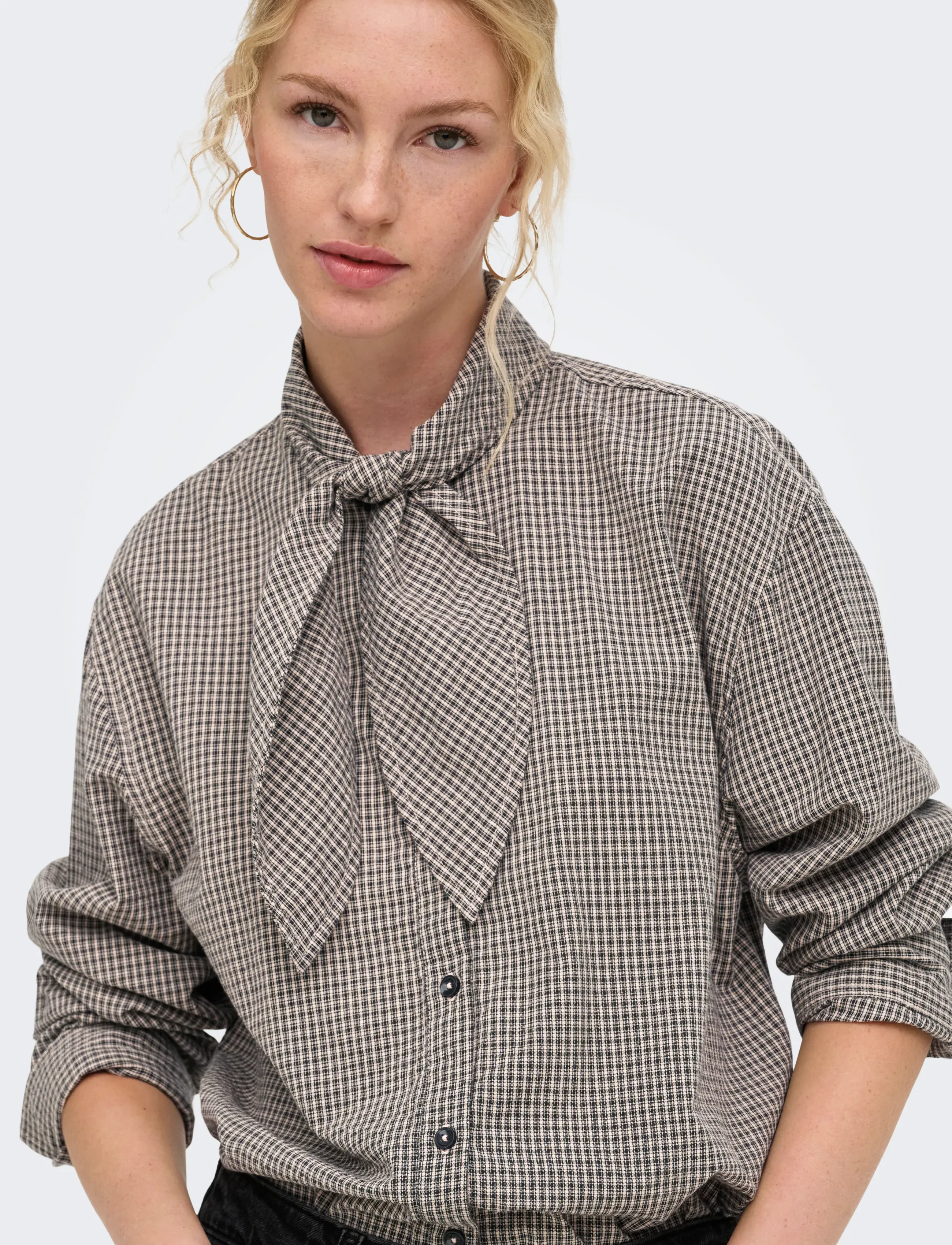 ONLY Blus 'ONLMaya' gyttjefärgad / svart dam – bild 8