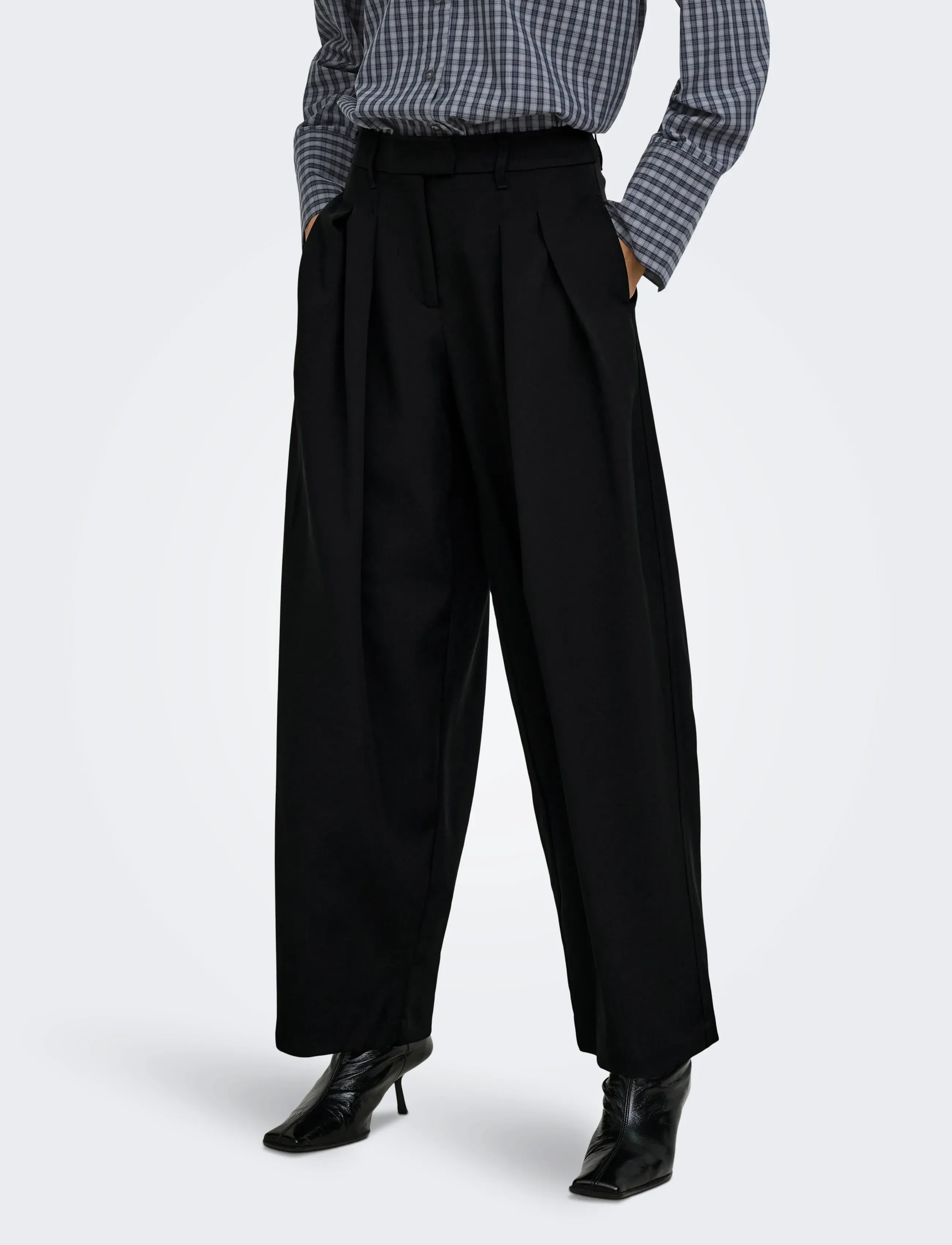 ONLY ONLKIRSY MW PLEAT BARREL PANT TLR - Culottes - BLACK / black