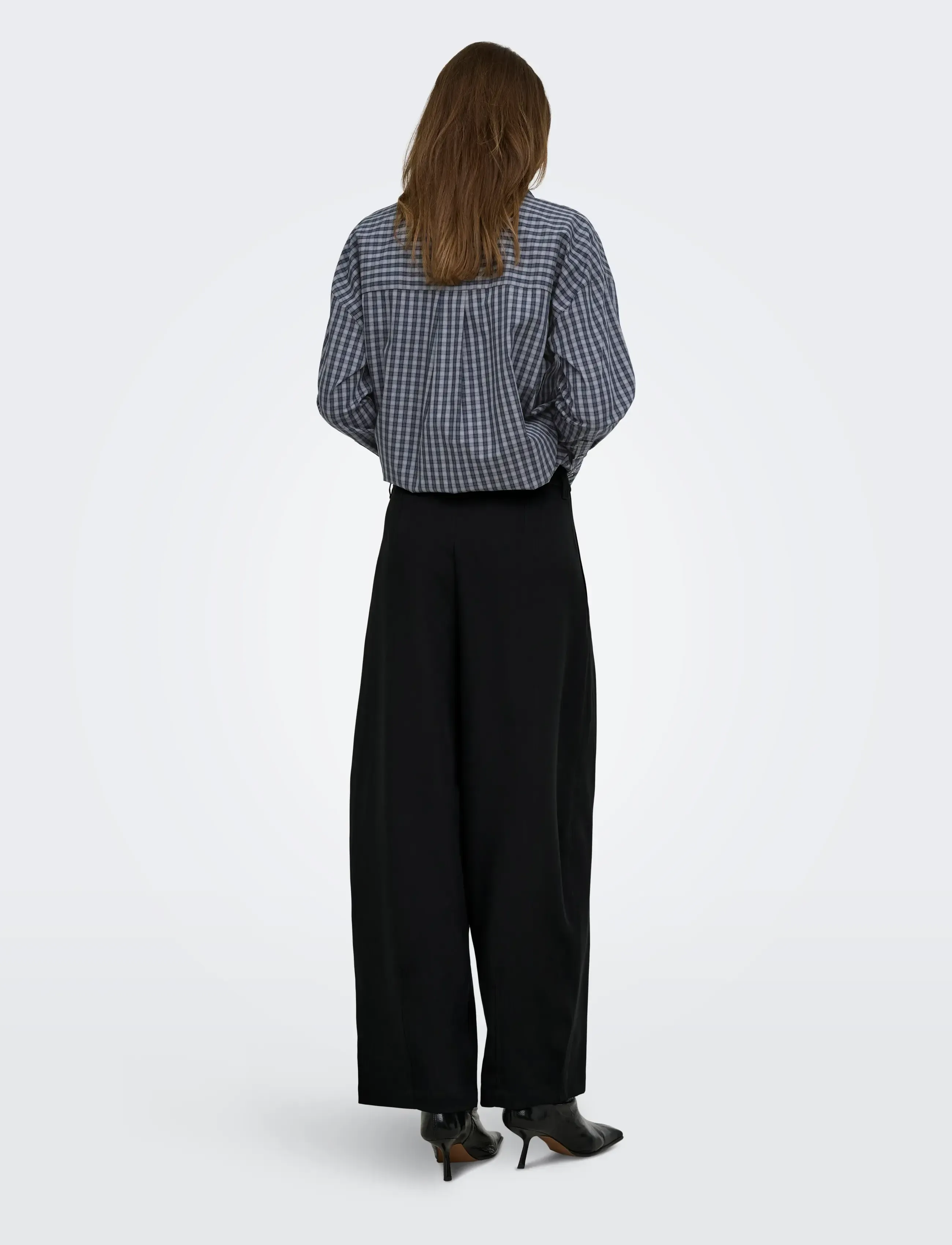 ONLY - ONLKIRSY MW PLEAT BARREL PANT TLR - hosen mit geradem bein - black - 3