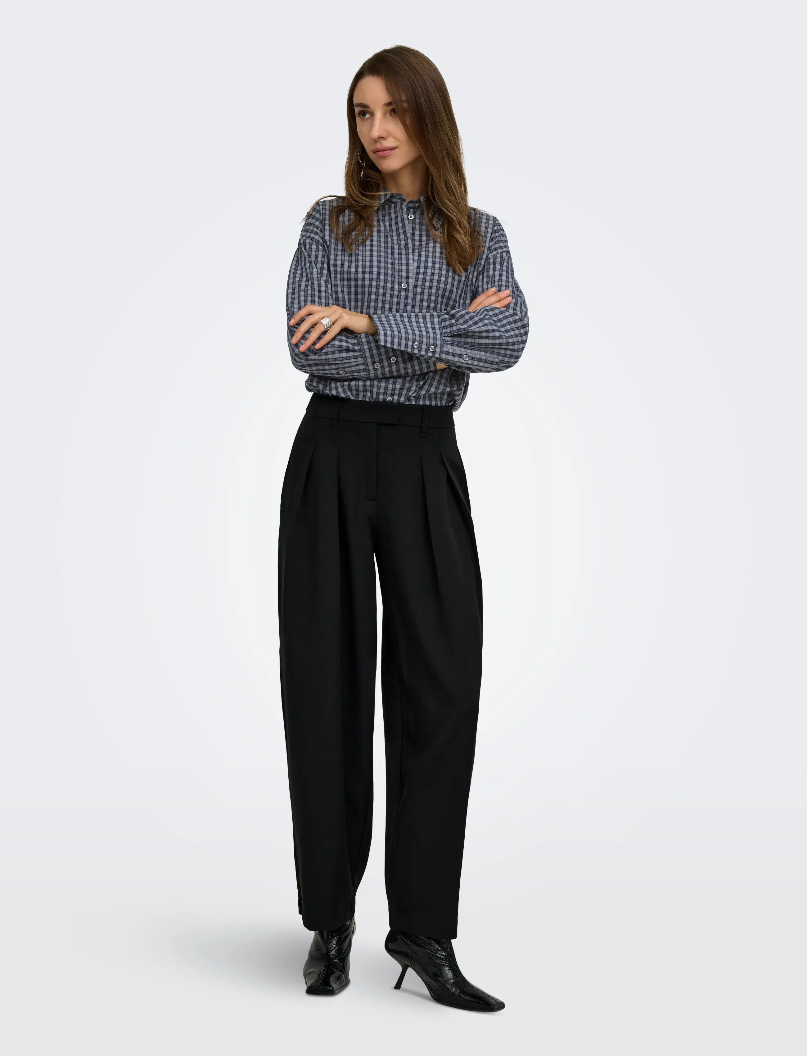 ONLY - ONLKIRSY MW PLEAT BARREL PANT TLR - hosen mit geradem bein - black - 4