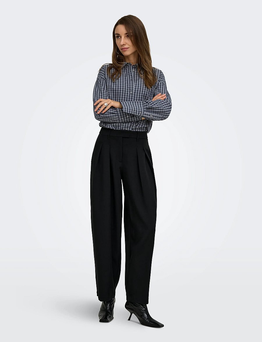 ONLY - ONLKIRSY MW PLEAT BARREL PANT TLR - hosen mit geradem bein - black - 4