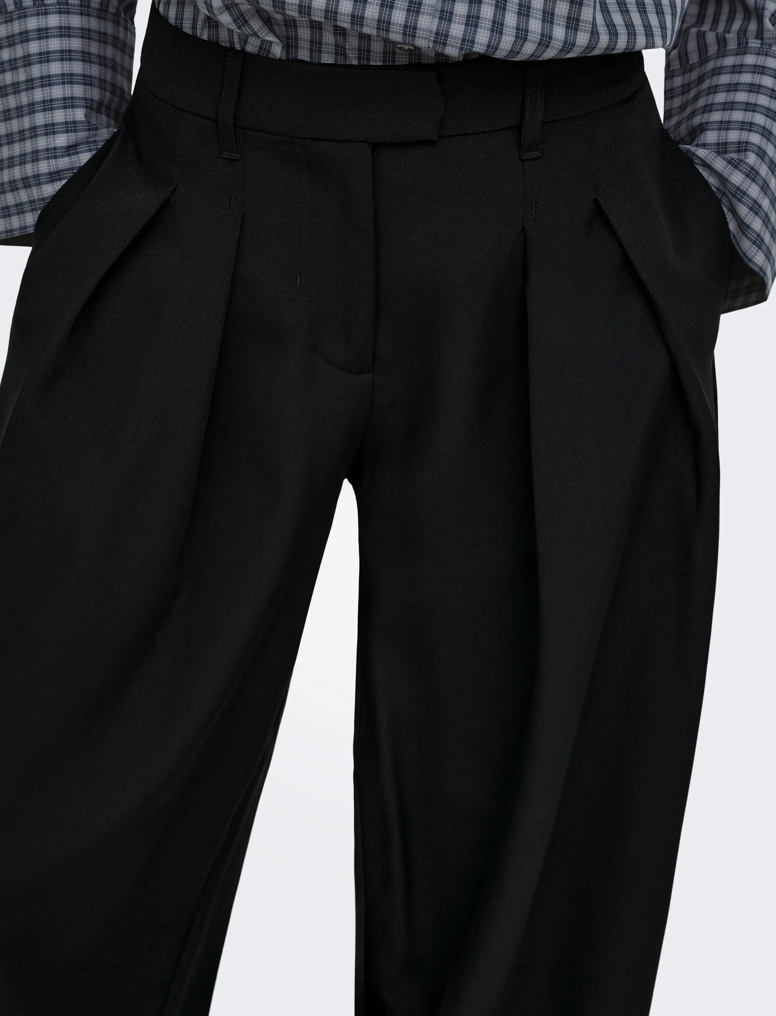 ONLY - ONLKIRSY MW PLEAT BARREL PANT TLR - hosen mit geradem bein - black - 5