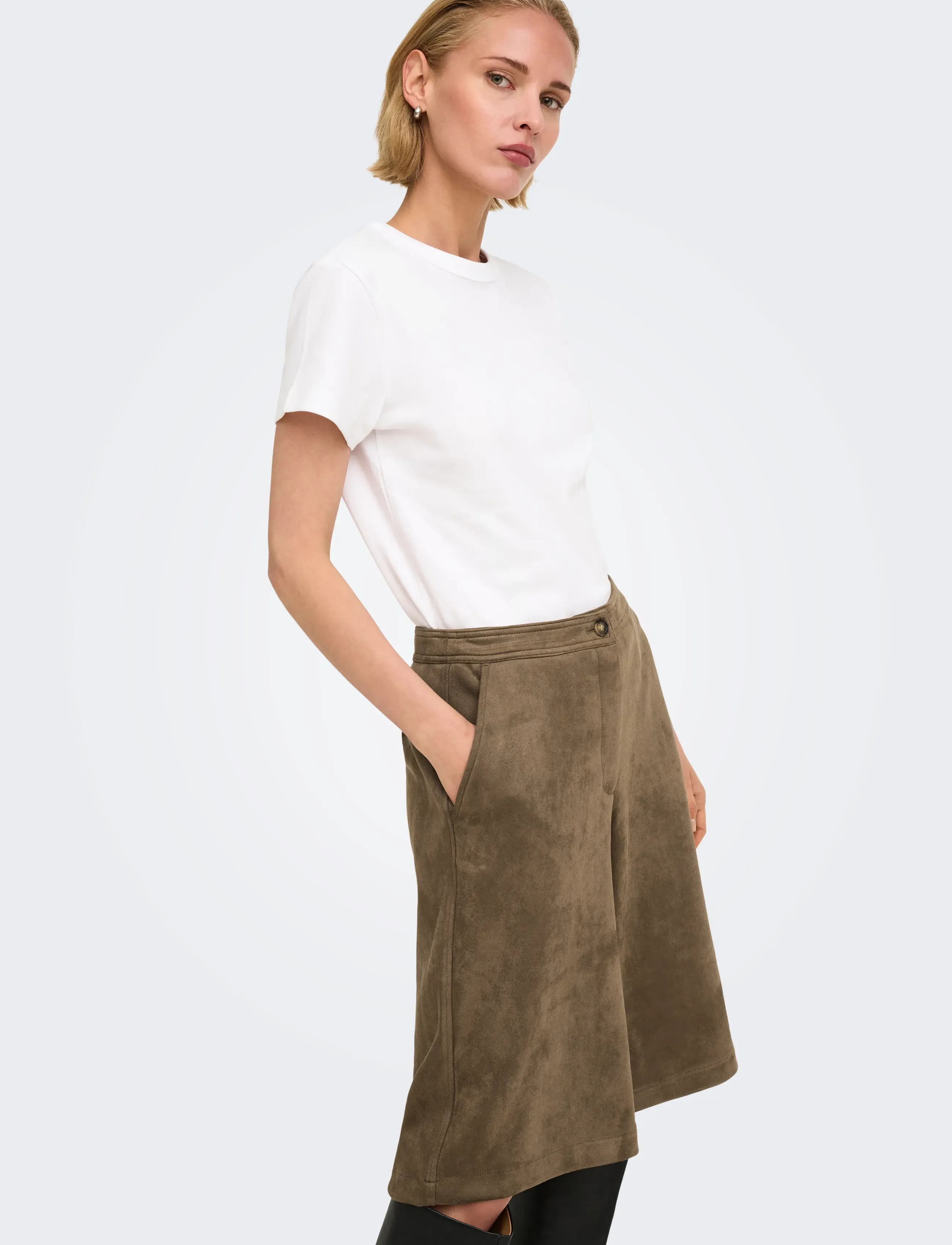 ONLY Onlstina Faux Suede Bermuda Shorts Pnt dam – bild 6