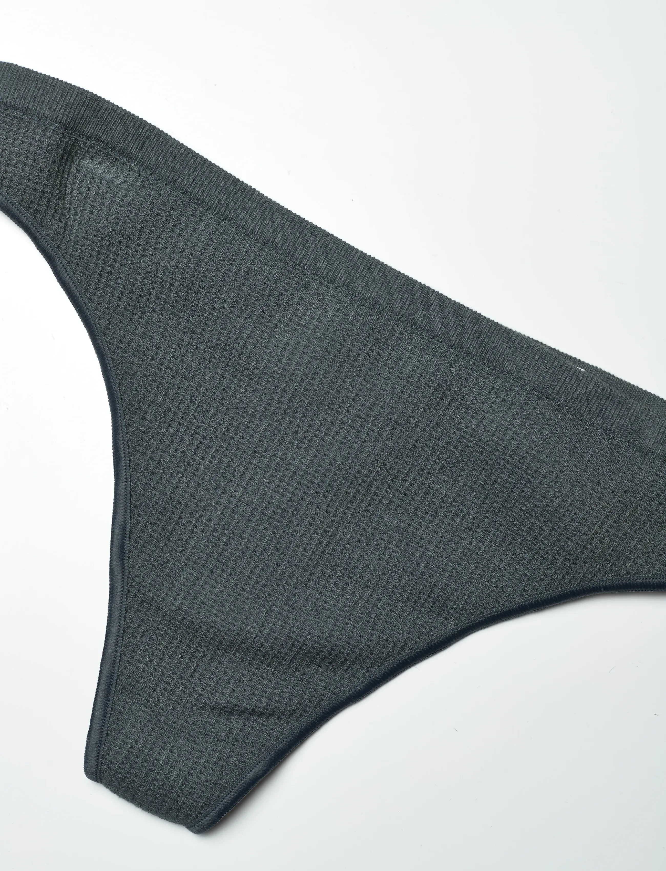 Organic Basics - Seamless Waffle Thong - nahtlose slips - thunder - 2