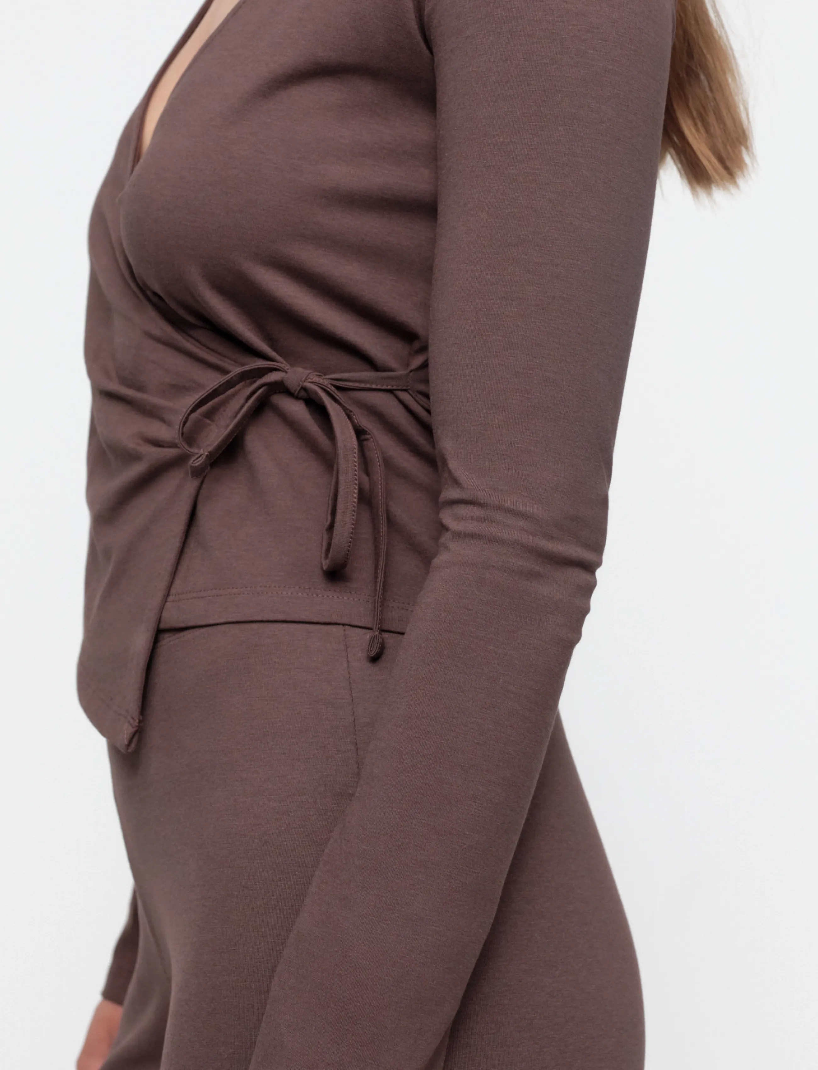 Organic Basics - Everyday Wrap Top - Överdelar - truffle - 2