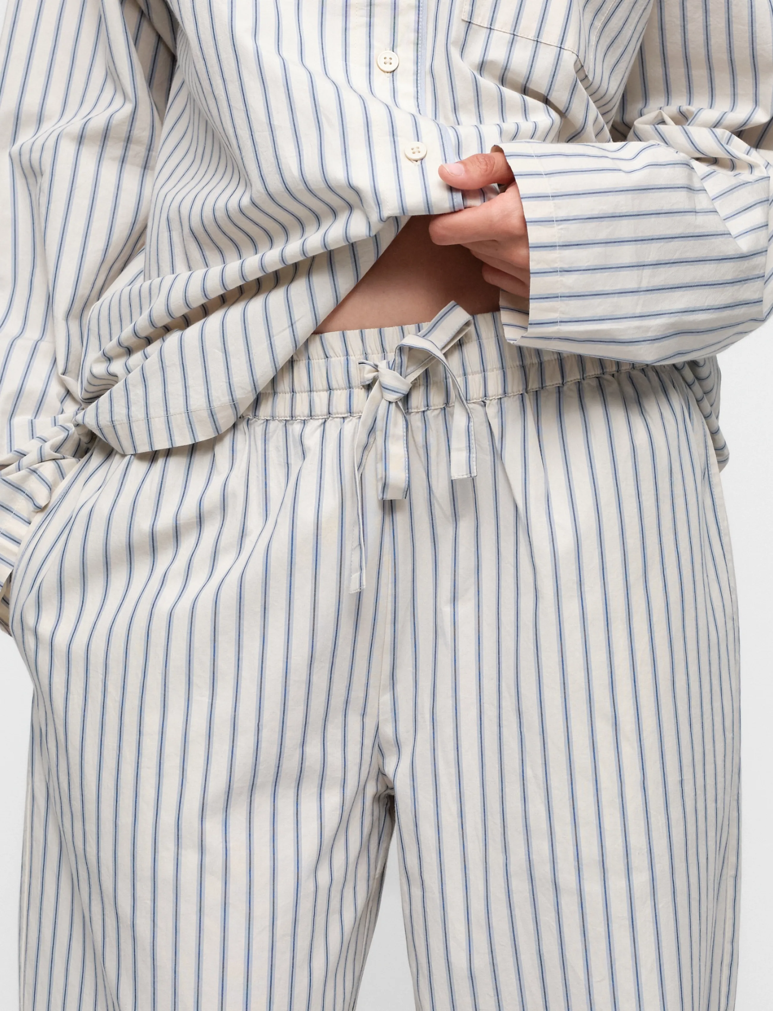 Organic Basics - Core Sleep Poplin Pants 2.0 - pyjamasbyxor - cloudy blue stripe - 4