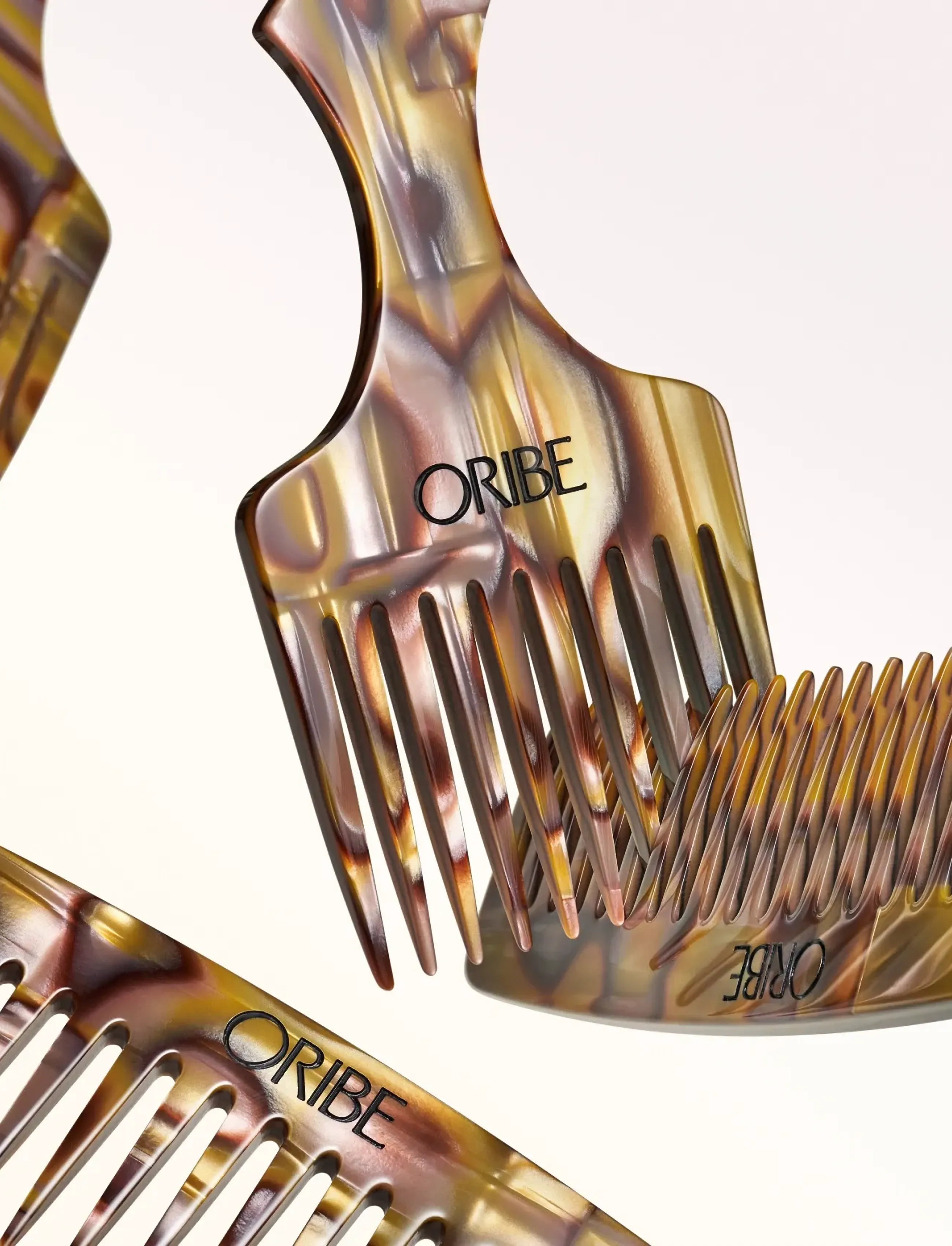Oribe Resin Diamond Pick, 89 G, Nude, Hair Brushes & Combs > Combs, Dame
