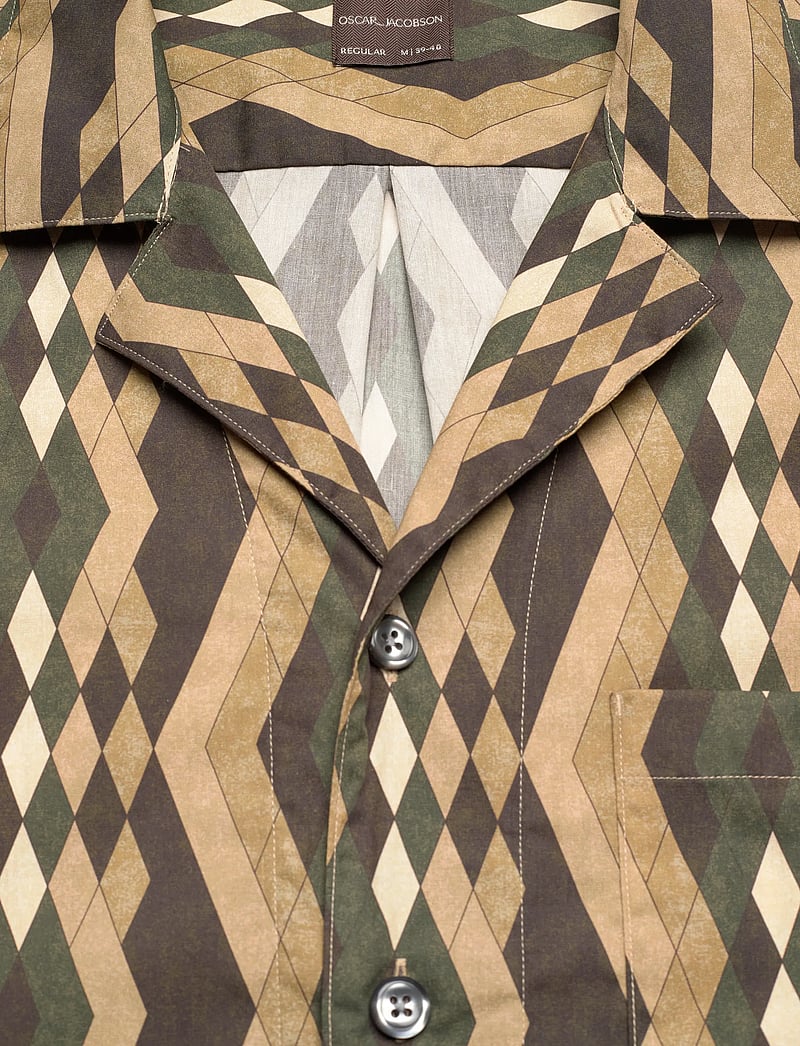 Oscar Jacobson - Reg Fit Cuban SS Tile Print - basic shirts - forest green - 2