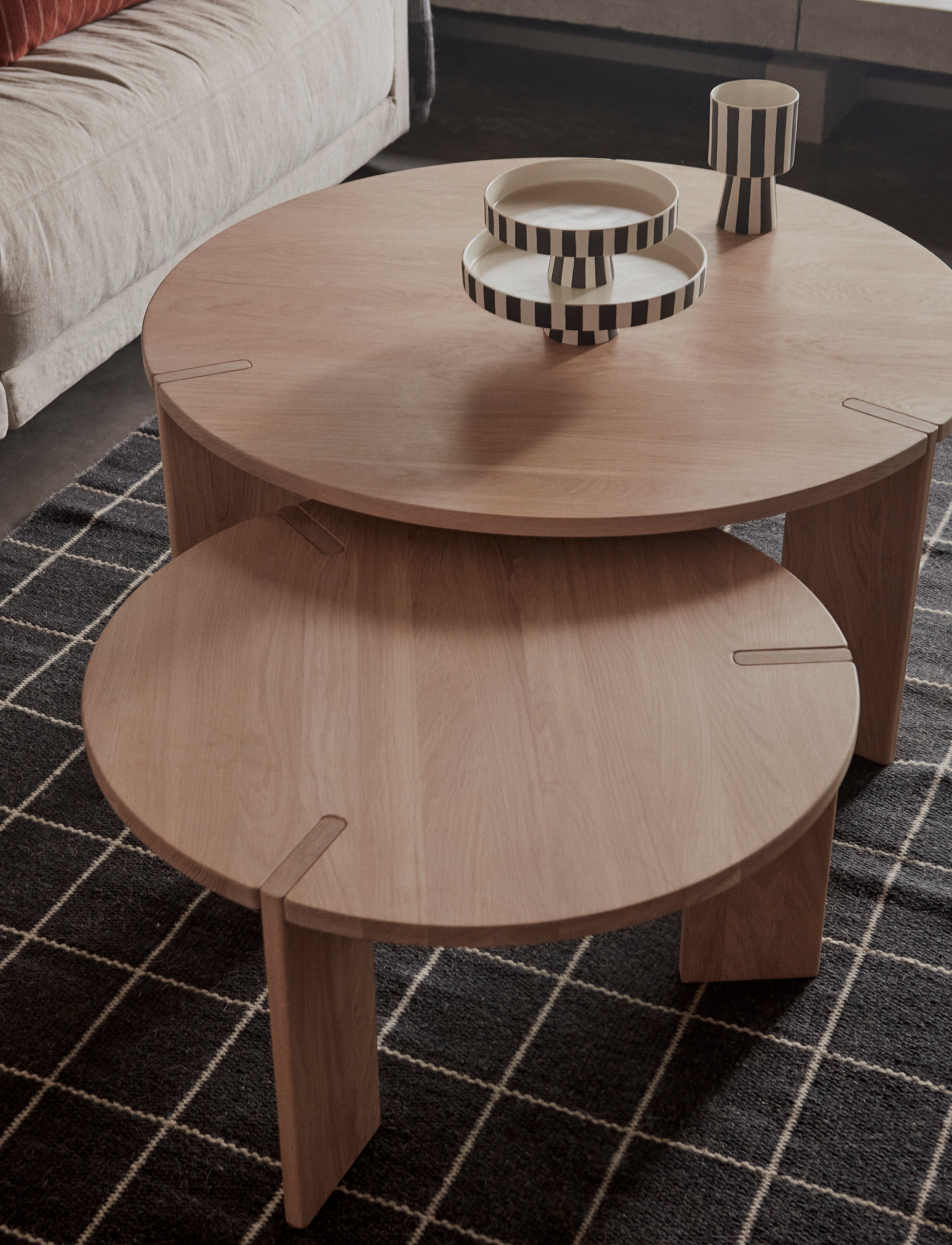 OYOY Living Design Toppu Tray, Ø 20 cm, Black, Spisesteder Og Bordtilbehør > Bakker, Unisex