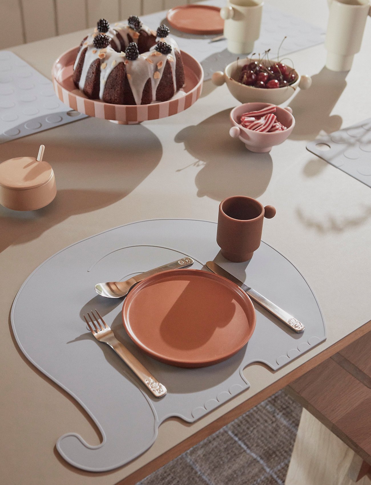 OYOY Living Design Toppu Tray Large, Ø 27 cm, Dining & Table Accessories, Braun - Trays, Homeware