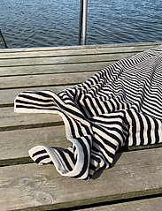 OYOY Living Design - Raita Towel - 70x140 cm - rankų ir vonios rankšluosčiai - black - 1