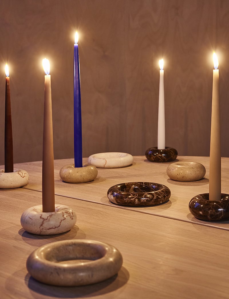 OYOY Living Design - Savi Marble Candleholder - Small - kynttilänjalat - choko - 2