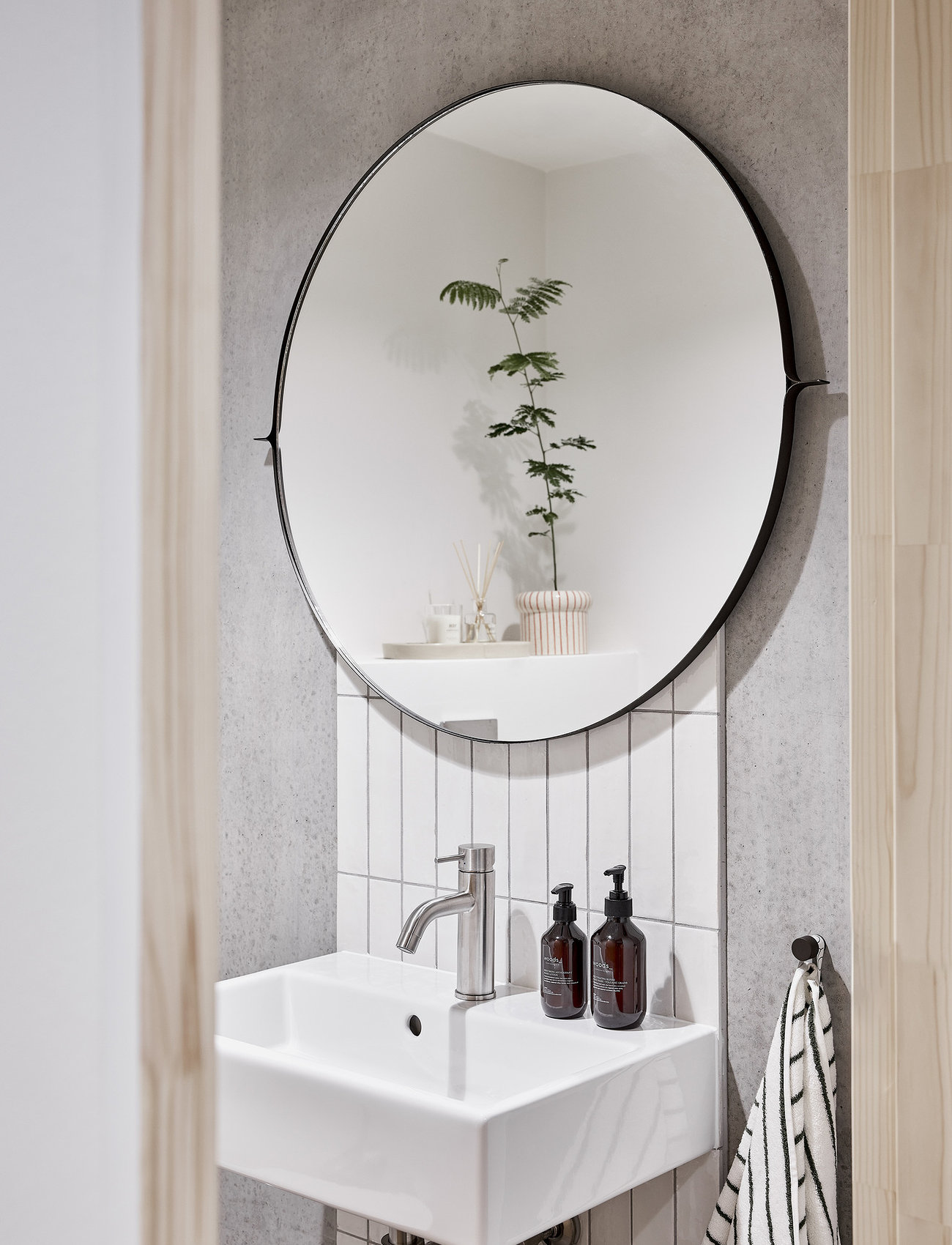 OYOY Living Design - Mira Wall Mirror - sieniniai veidrodžiai - brownedbrass - 1