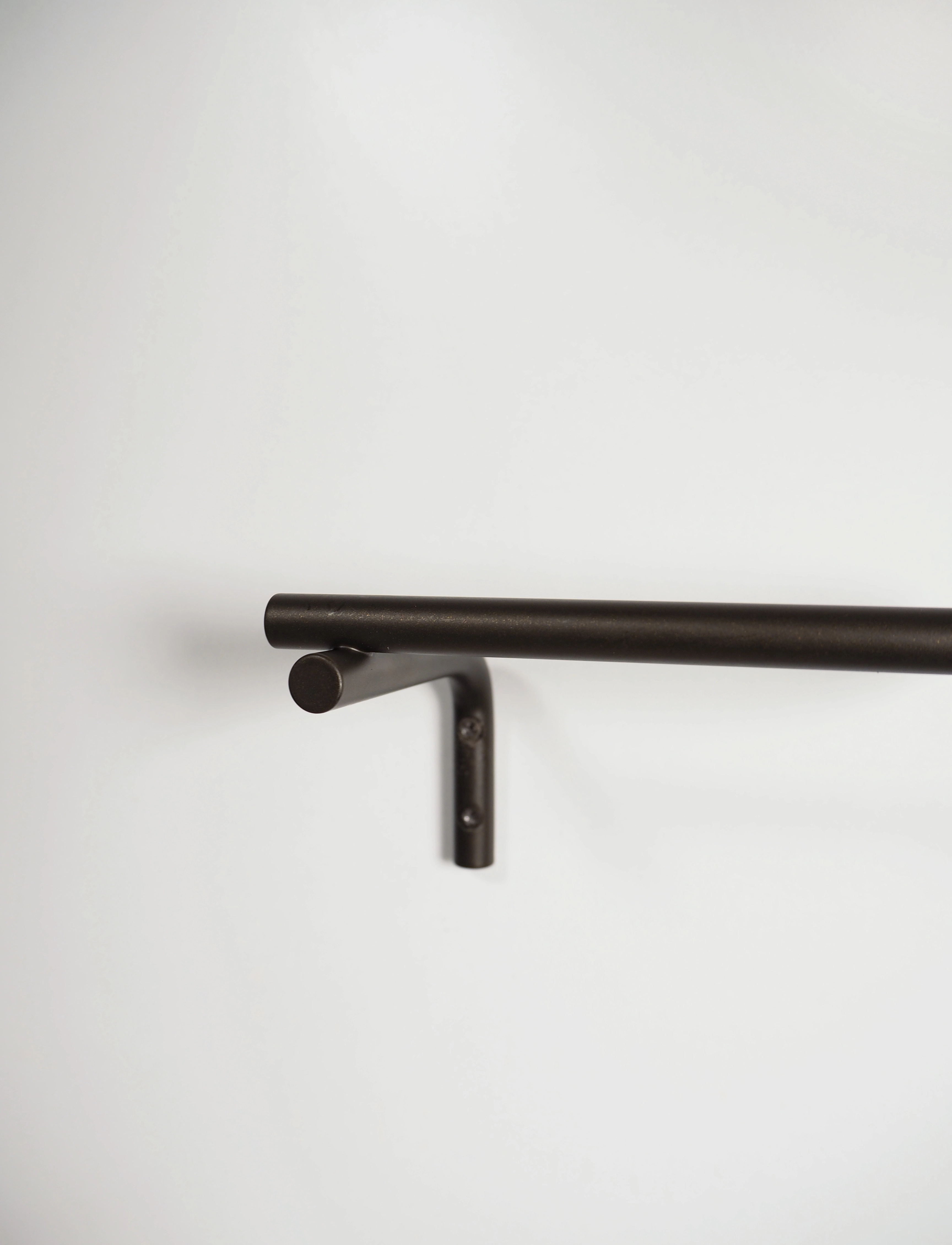 OYOY Living Design - Pieni Toilet Paper Holder - knager & knagerækker - browned brass - 3