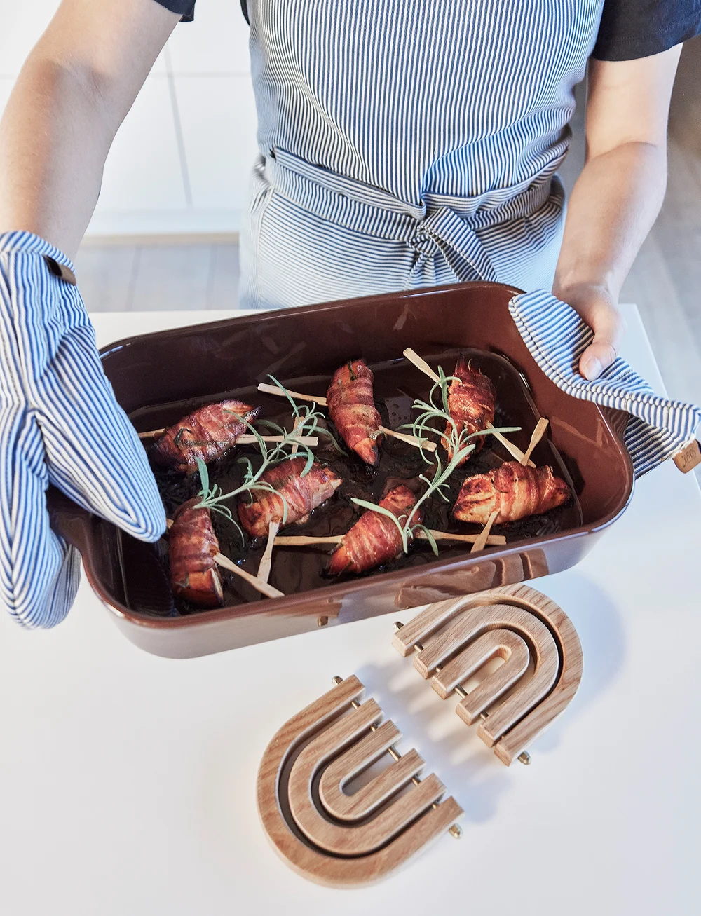 OYOY Living Design - Striped Denim Kitchen Glove - nach preis einkaufen - blue - 1