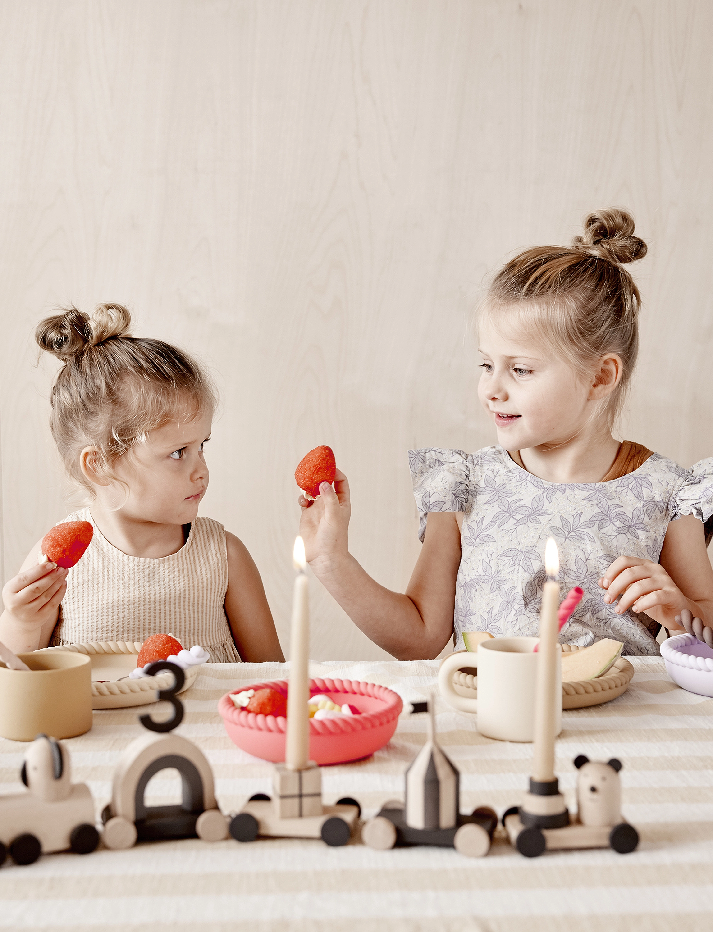OYOY MINI - Mellow Plate & Bowl - laveste priser - vanilla/cherryred - 2