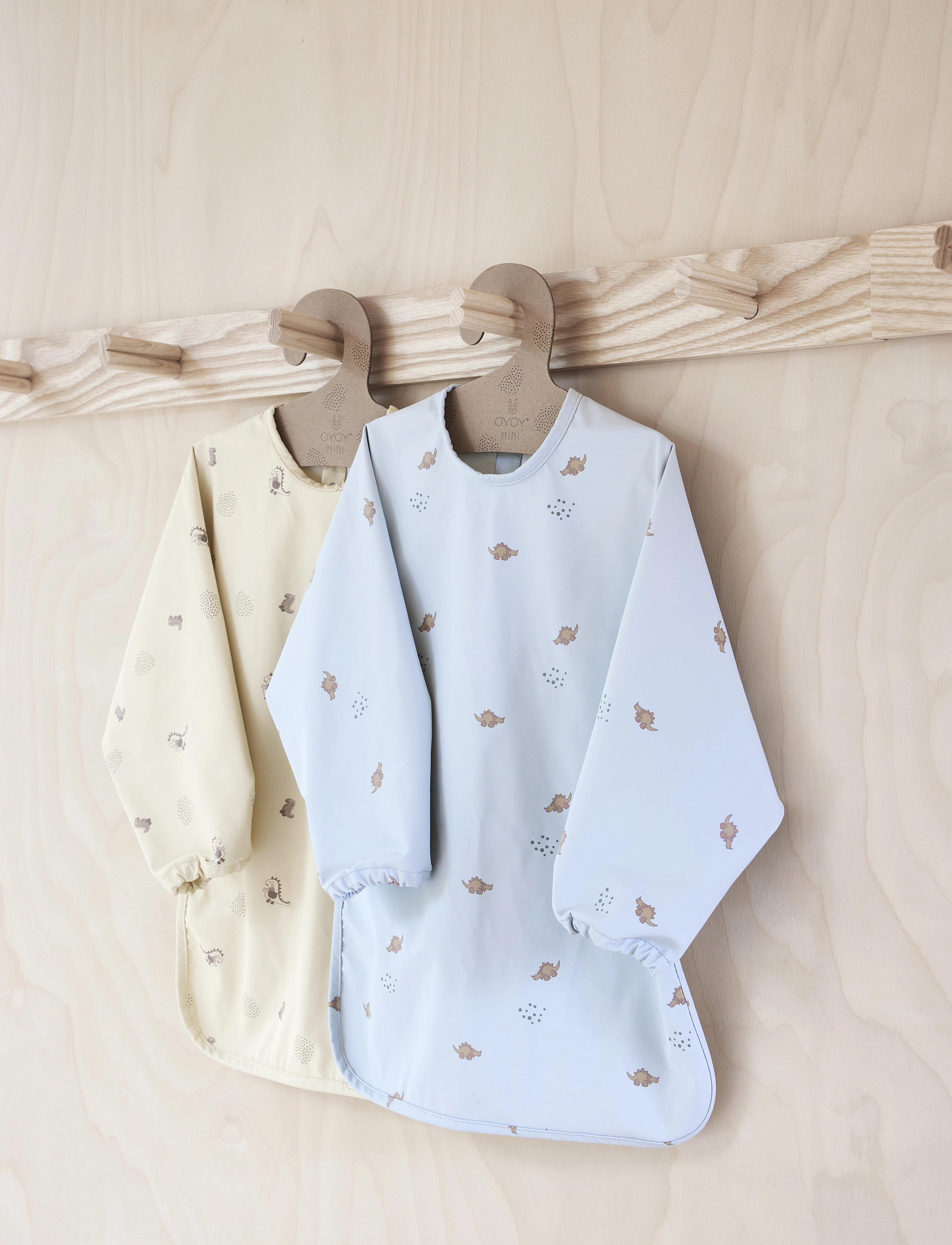 OYOY MINI Dino Cape Bib, 45X32.5 cm, Blue, Hagesmække > Langærmet Hagesmæk, Børn