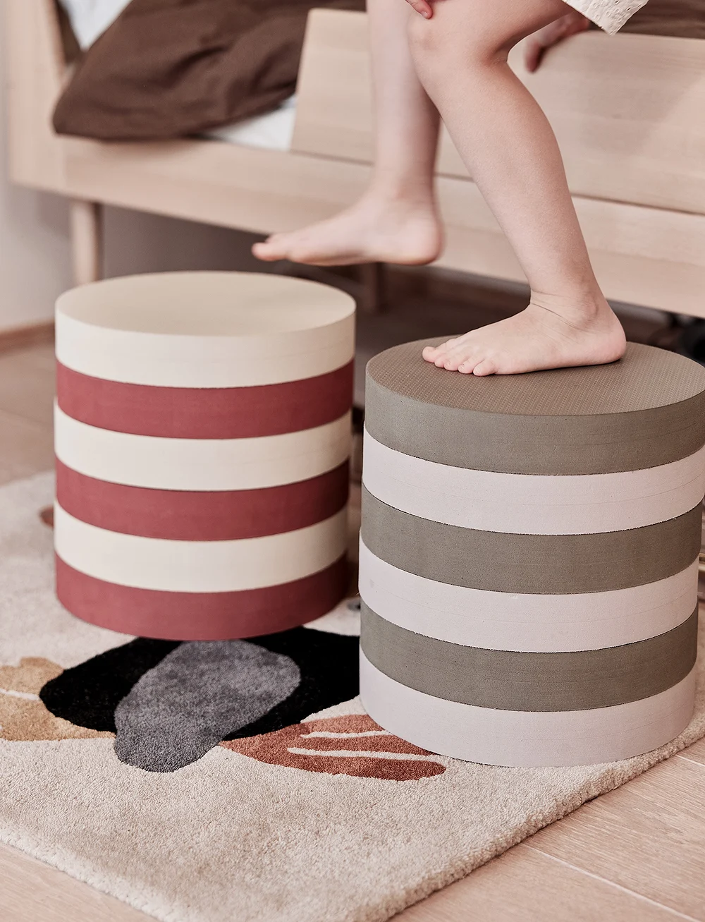 OYOY MINI - Iro Stacking Stool - liikumisoskuste mööbel - olive / clay - 0