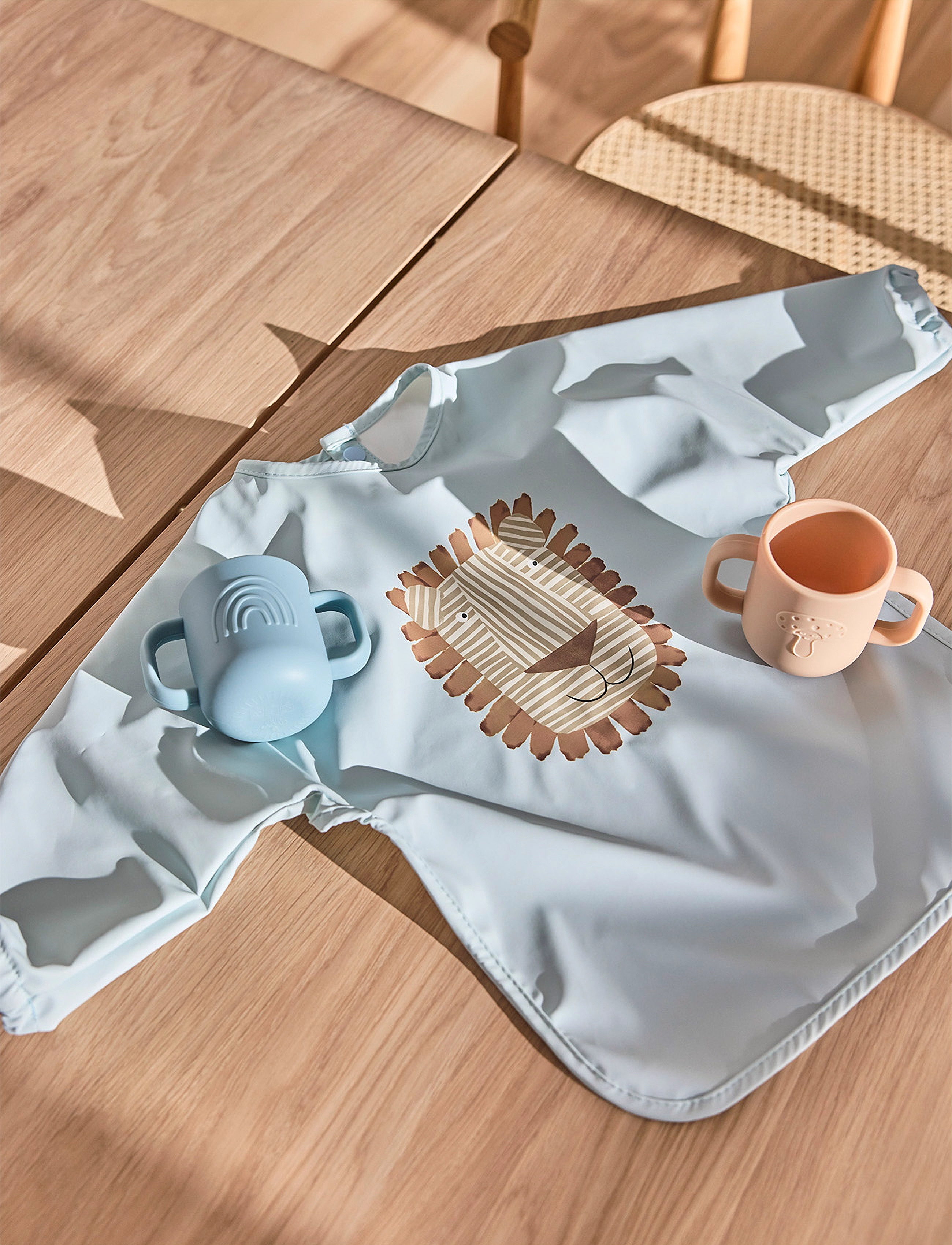 OYOY MINI Lobo Lion Cape Bib, One Size, Blue, Hagesmække > Langærmet Hagesmæk, Børn